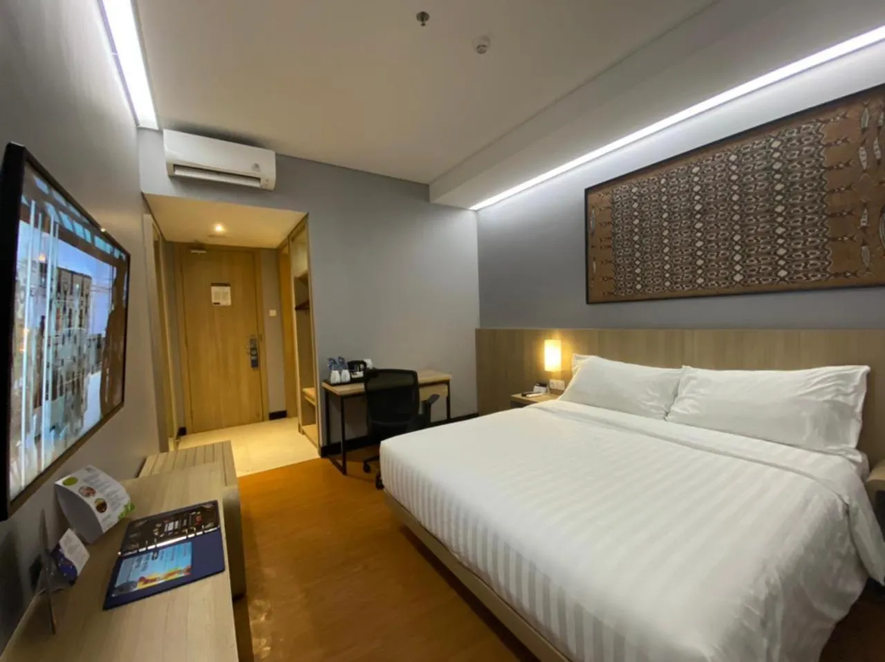 Communal lounge/ TV room, Bed in BATIQA Hotel Jayapura