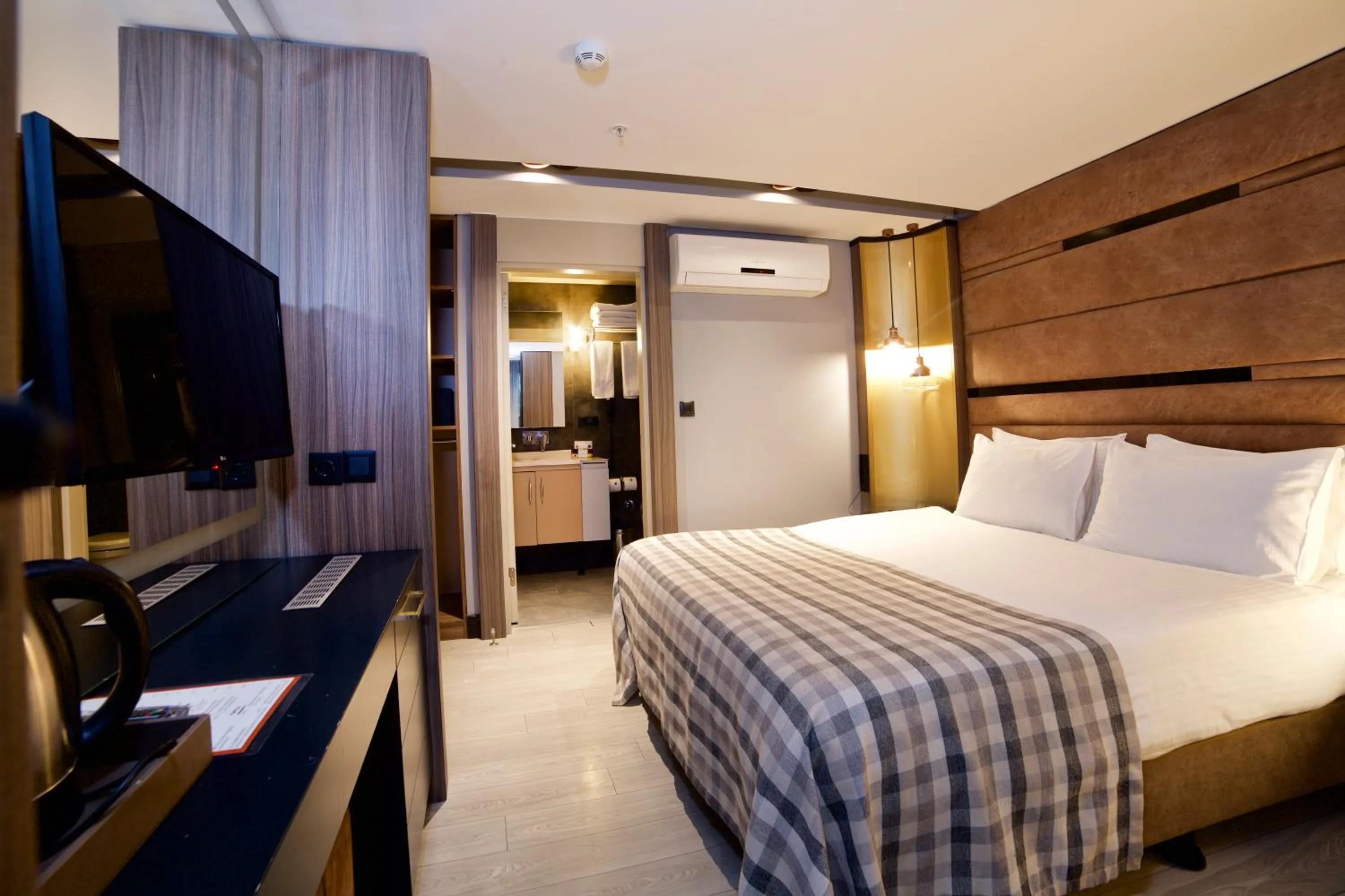 Shower, Bed in Dosso Dossi Hotels Laleli