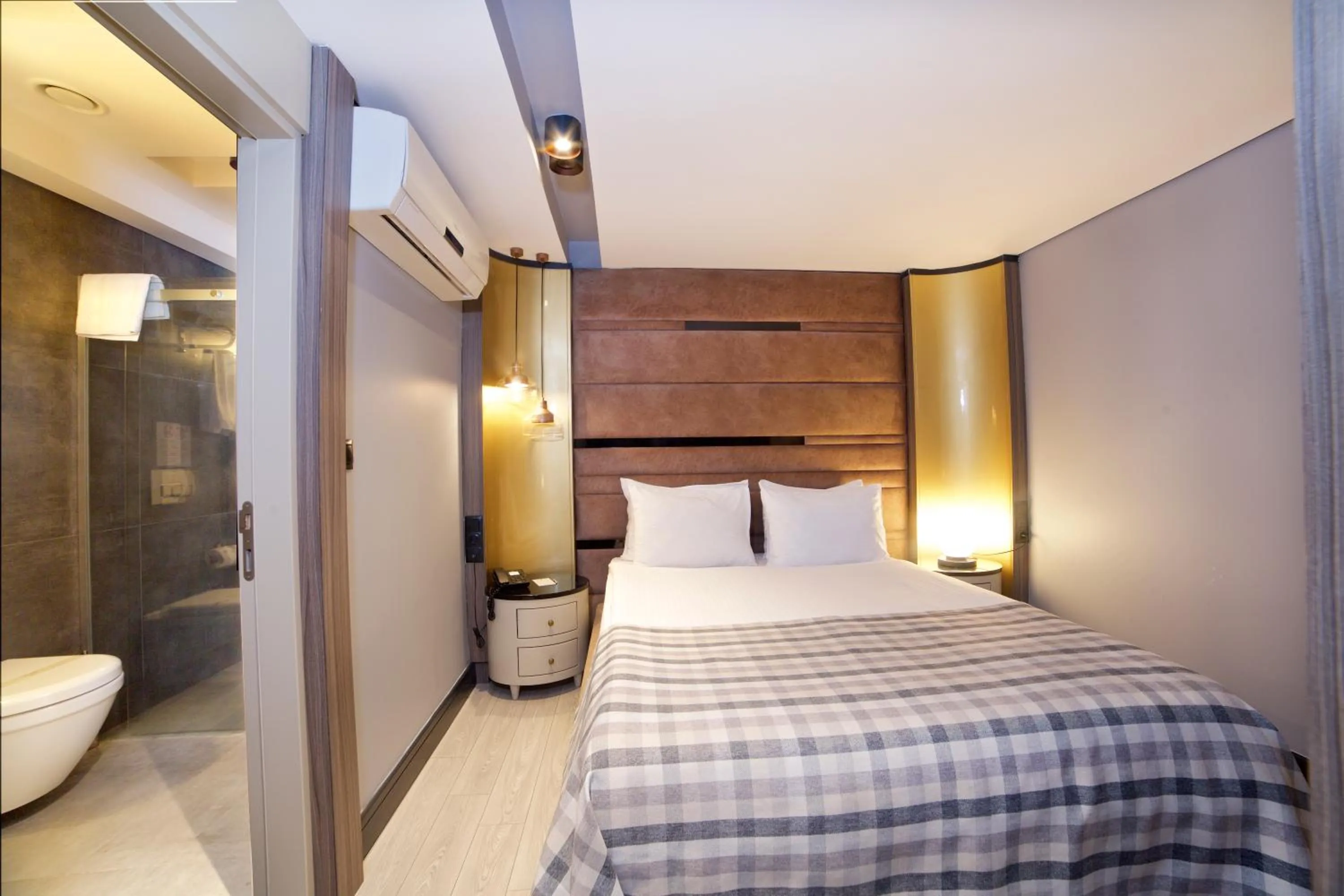 Shower, Bed in Dosso Dossi Hotels Laleli