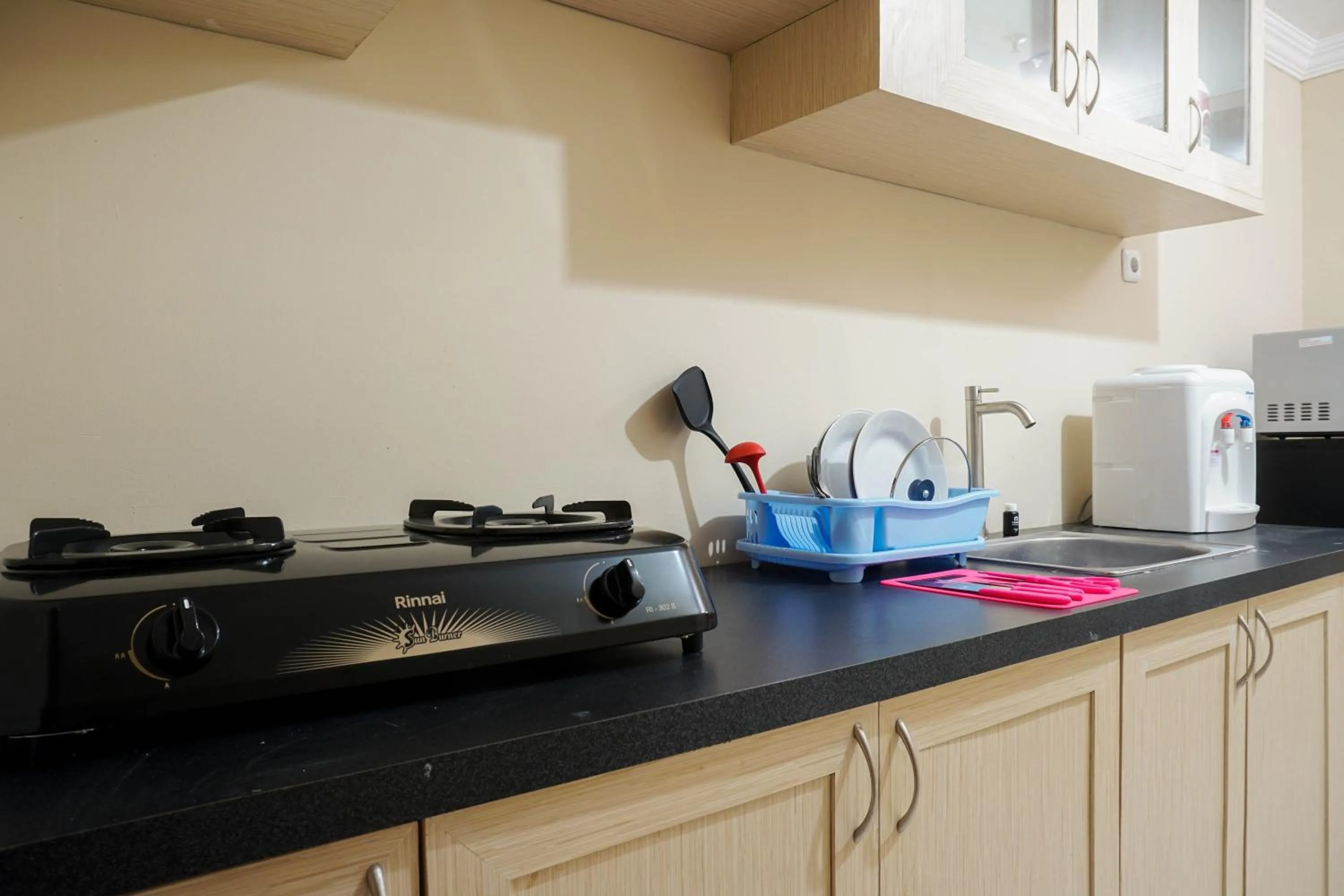 Kitchen or kitchenette in Spacious 3BR Residence at Grand Palace Kemayoran Apartment By Travelio