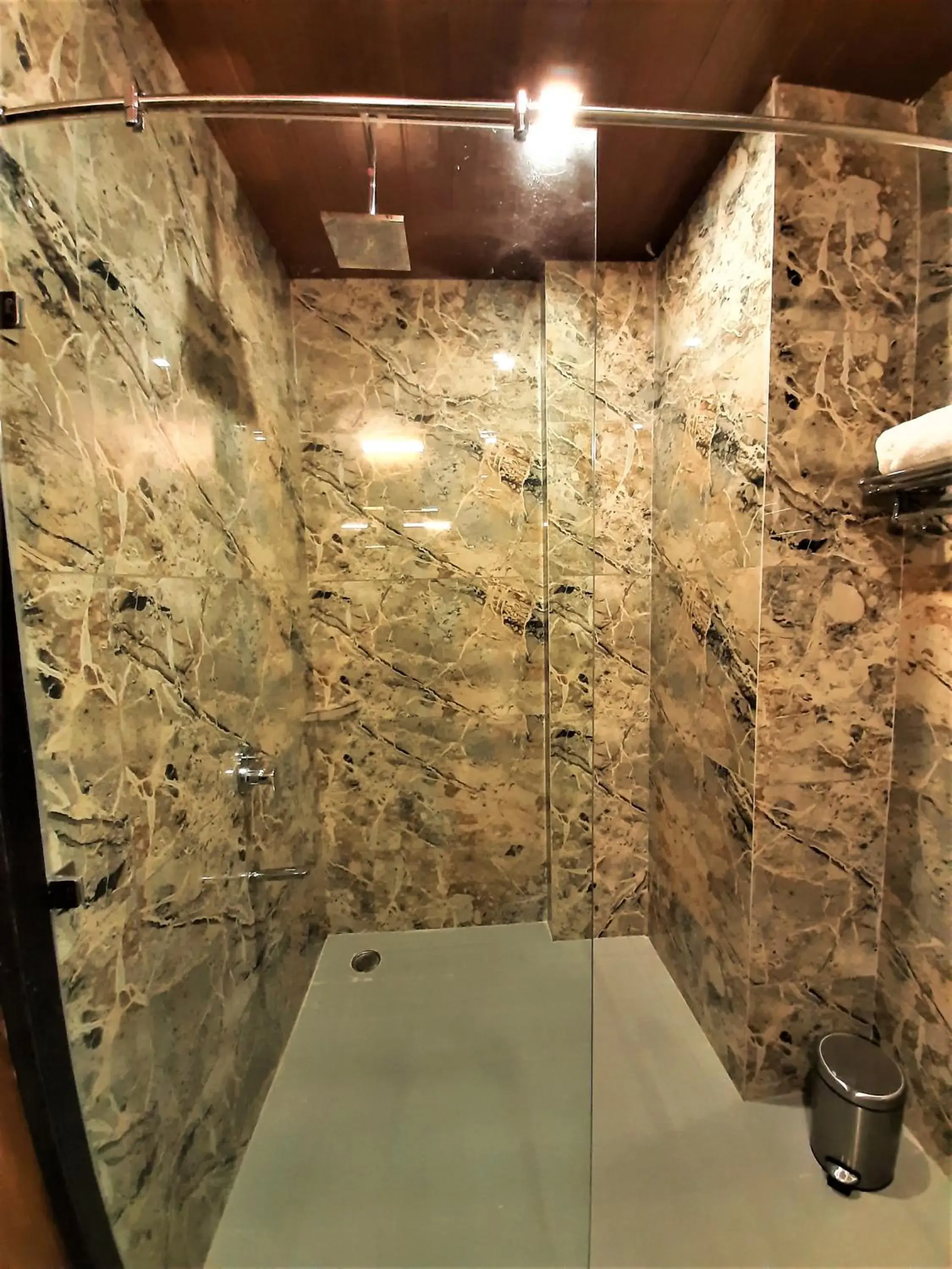 Shower in Suvin Residency with Rooftop Swimming Pool Shower in Suvin Residency with Rooftop Swimming Pool