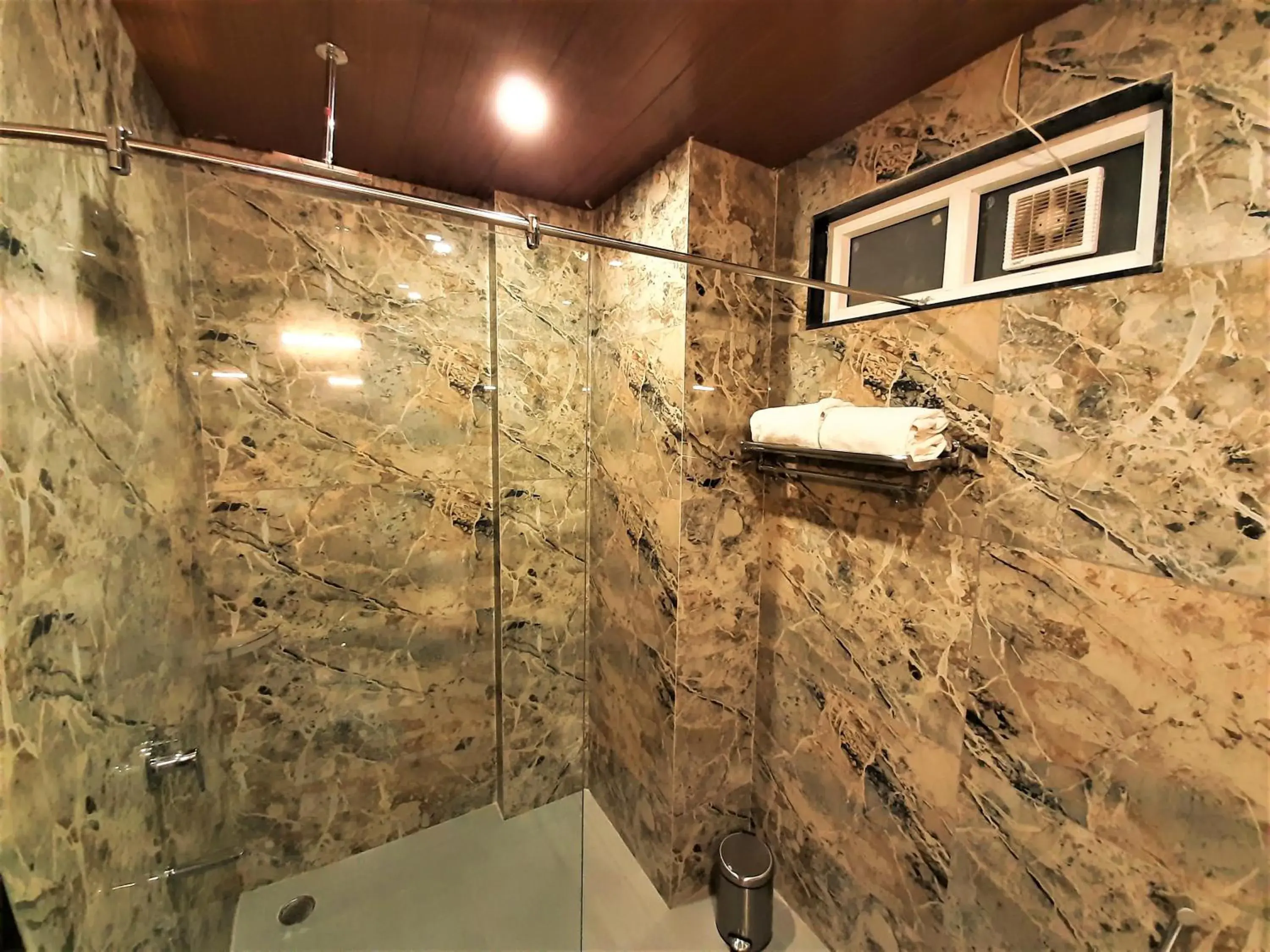 Shower in Suvin Residency with Rooftop Swimming Pool Shower in Suvin Residency with Rooftop Swimming Pool