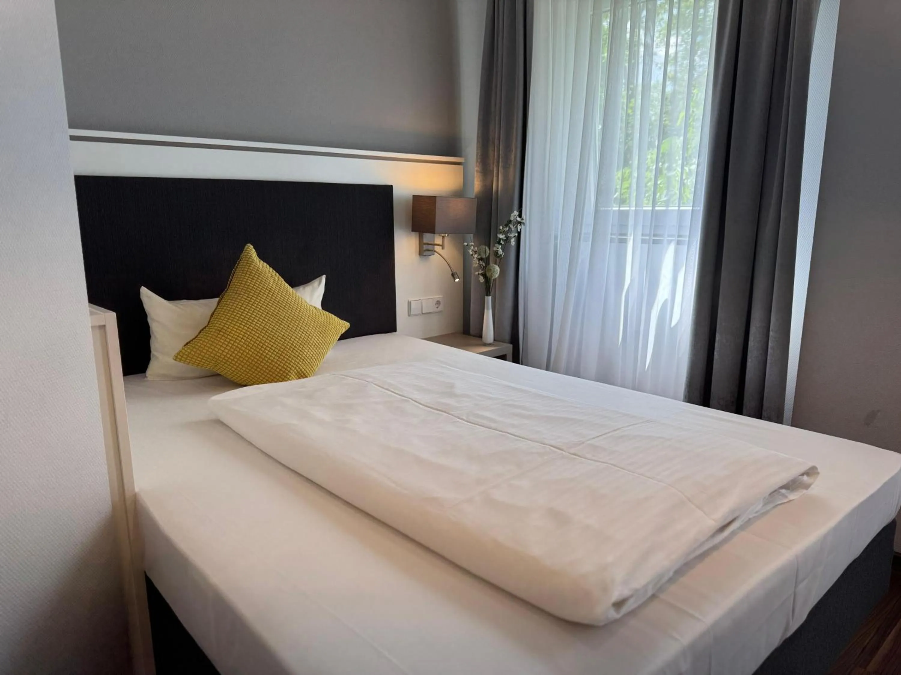 Bed in Mirage City Hotel Stuttgart Zentrum