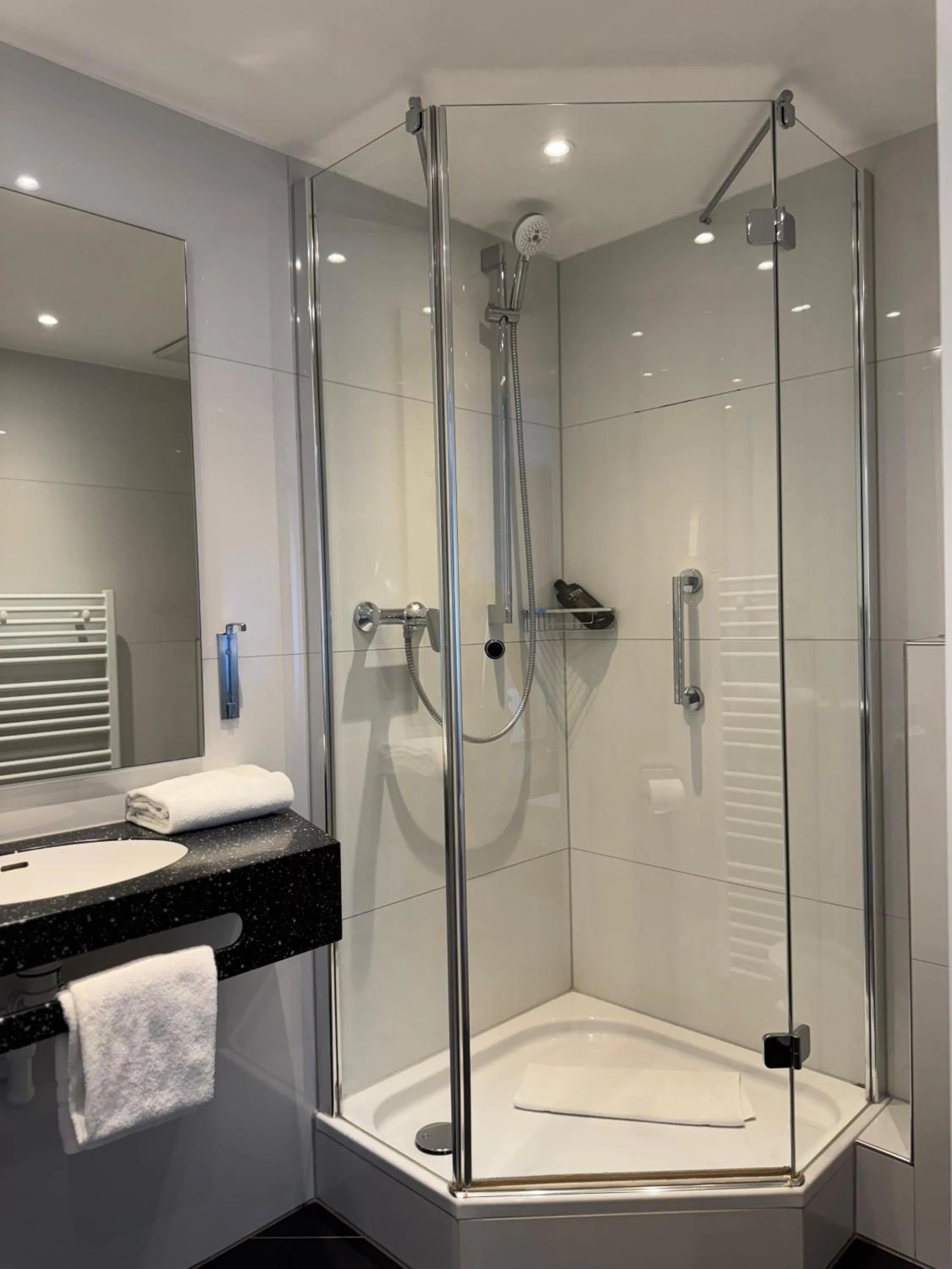 Shower in Mirage City Hotel Stuttgart Zentrum