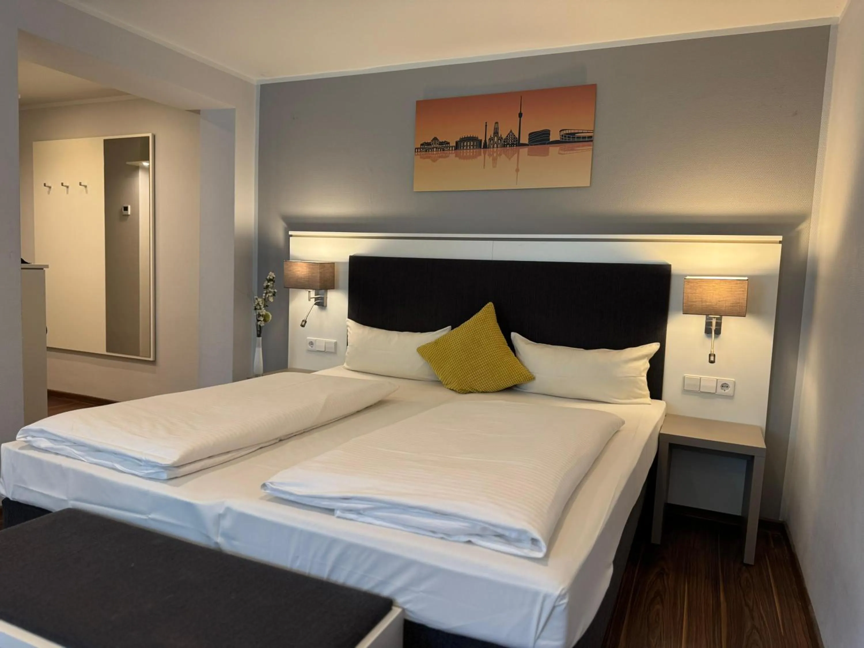 Photo of the whole room, Bed in Mirage City Hotel Stuttgart Zentrum