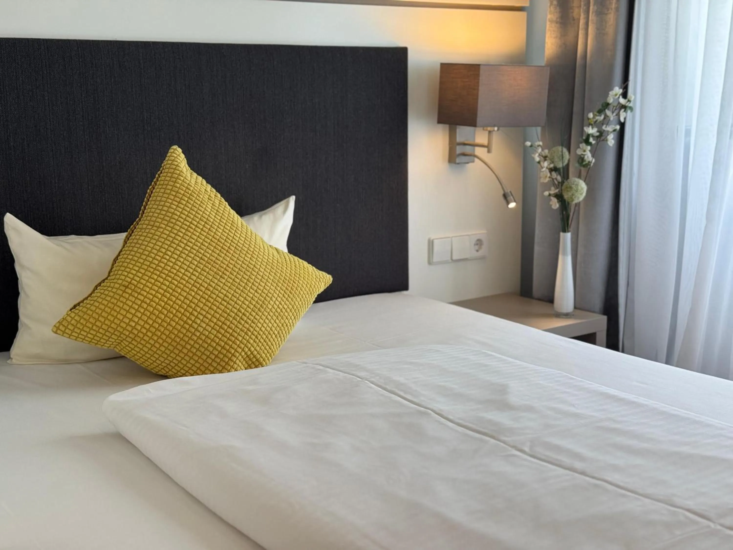 Photo of the whole room, Bed in Mirage City Hotel Stuttgart Zentrum