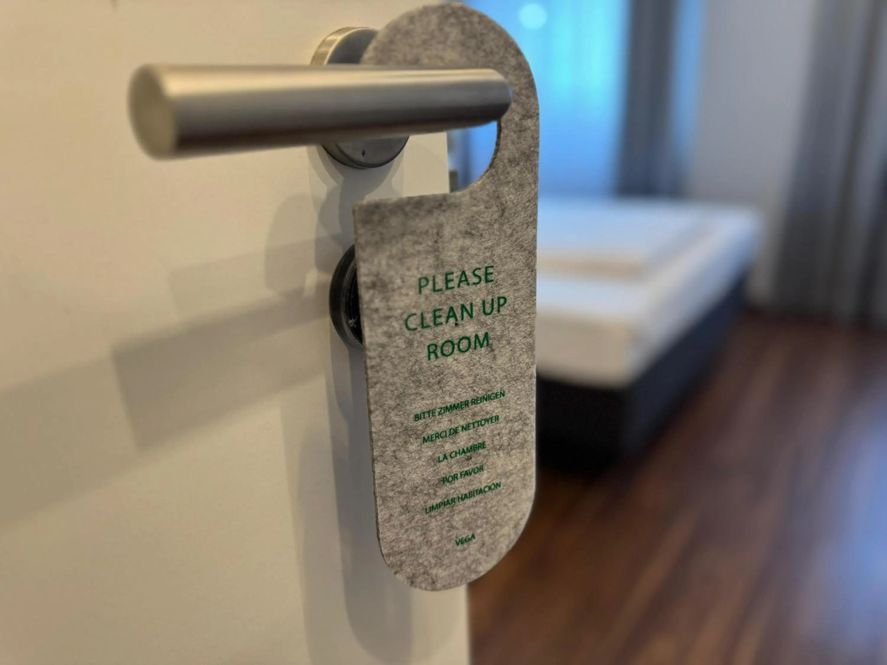 Text overlay, Bed in Mirage City Hotel Stuttgart Zentrum