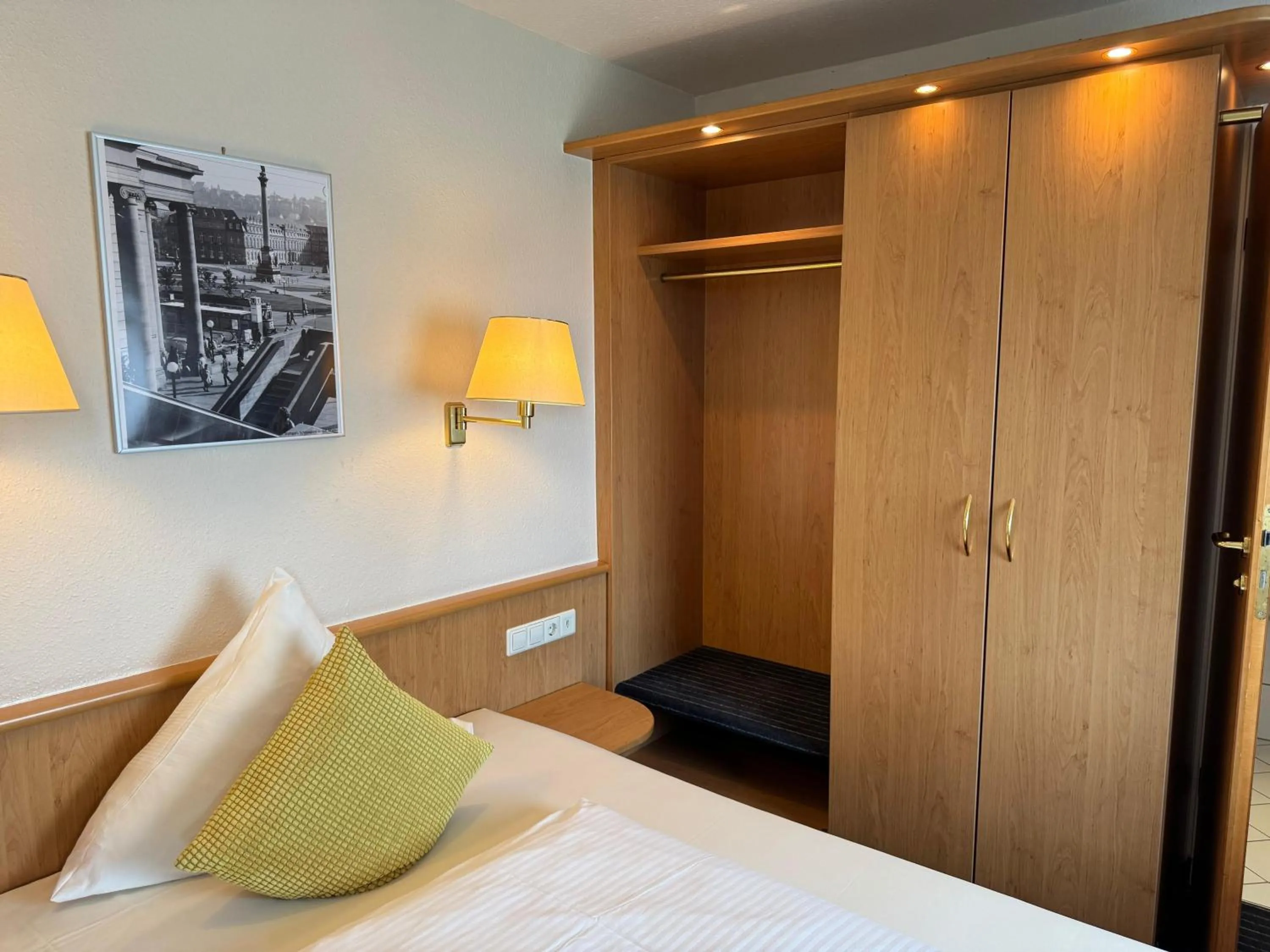 Bed in Mirage City Hotel Stuttgart Zentrum