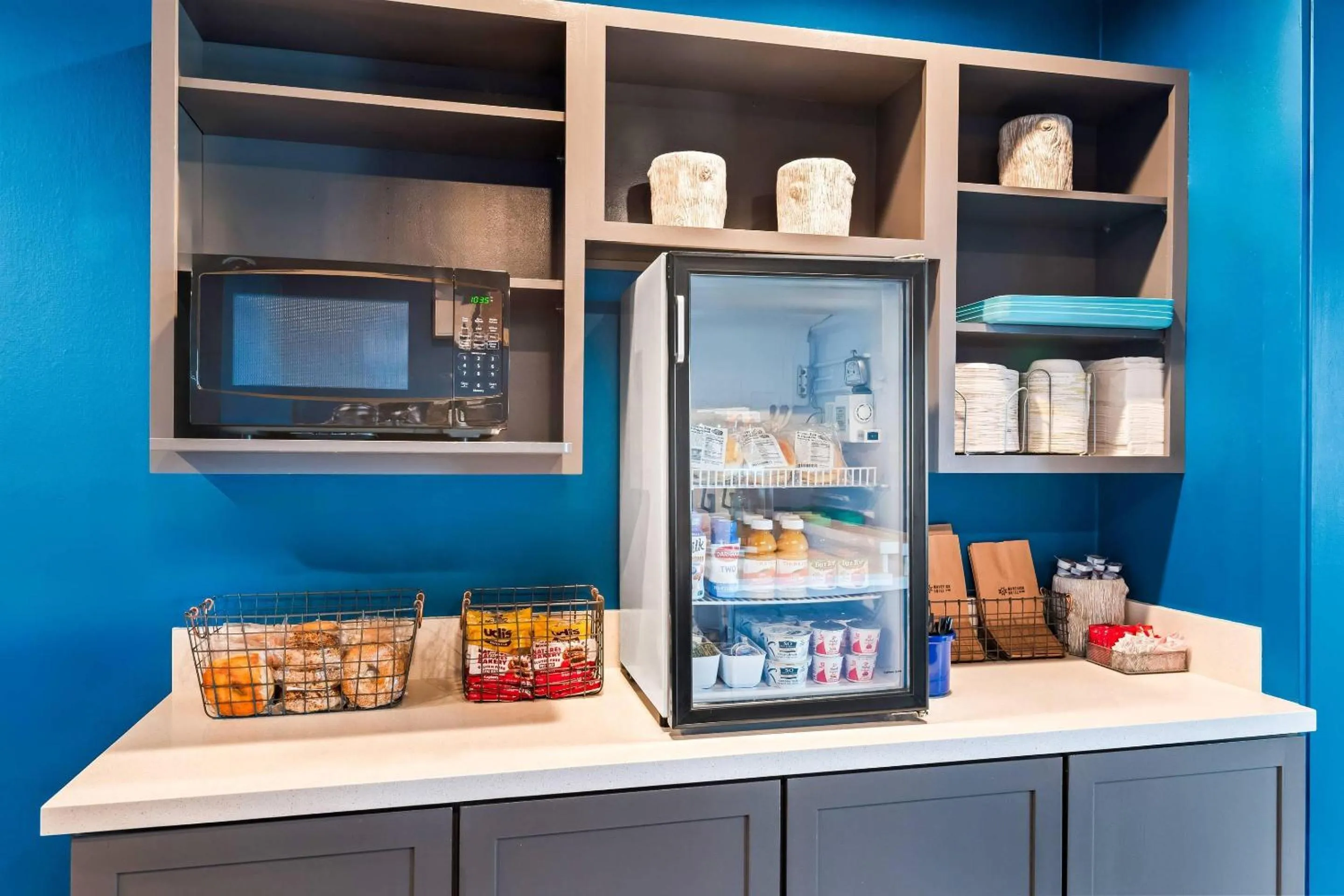 Breakfast in Maverick Hotel Eugene Near University, an Ascend Collection Hotel