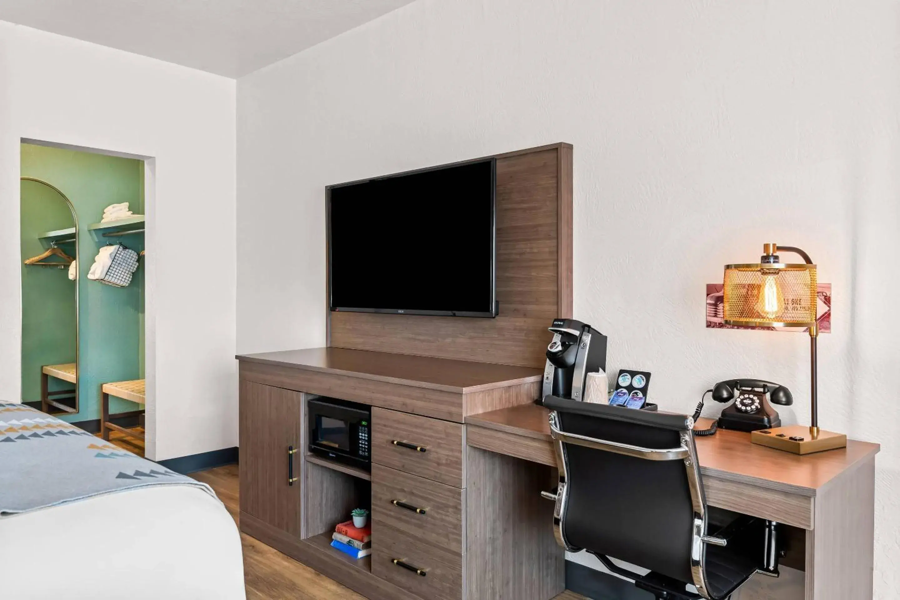 Bedroom, Bed in Maverick Hotel Eugene Near University, an Ascend Collection Hotel Bedroom, Bed in Maverick Hotel Eugene Near University, an Ascend Collection Hotel