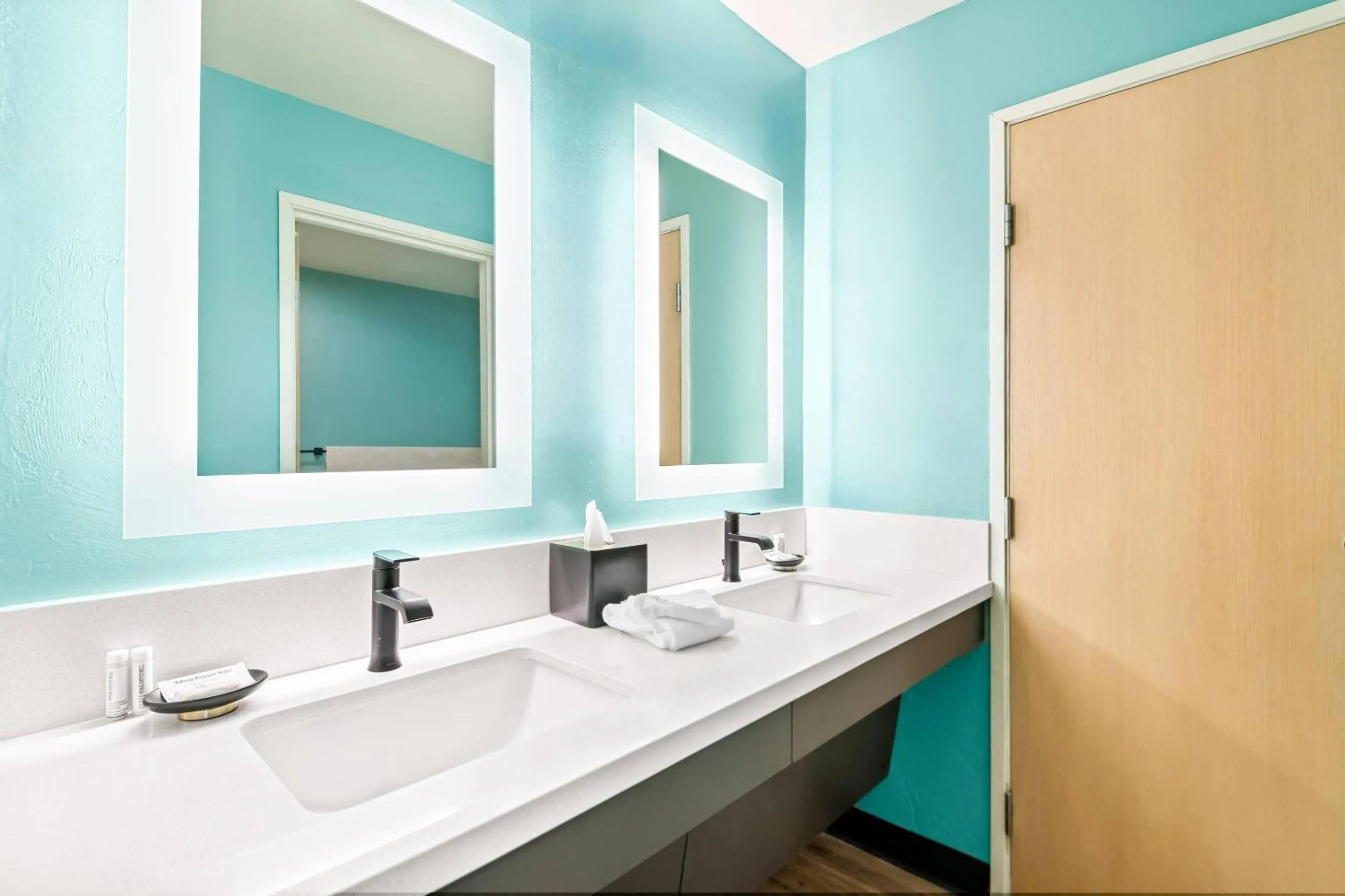 Bedroom in Maverick Hotel Eugene Near University, an Ascend Collection Hotel