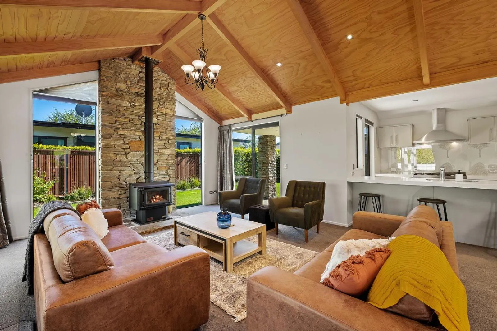 Roys Bay Lodge - Wanaka Holiday Home