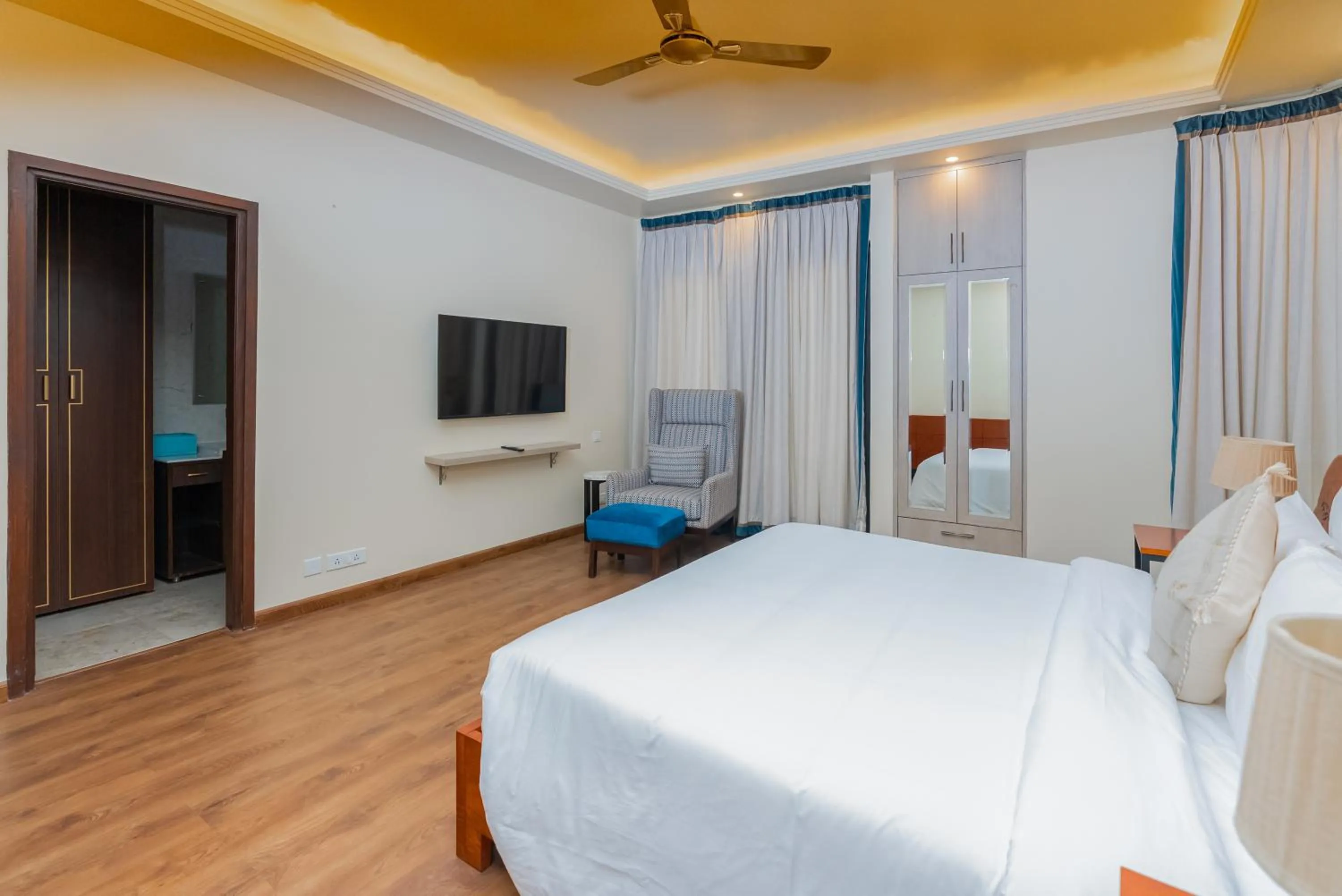 Bathroom, Bed in The Manor Luxury Apartments, Shimla