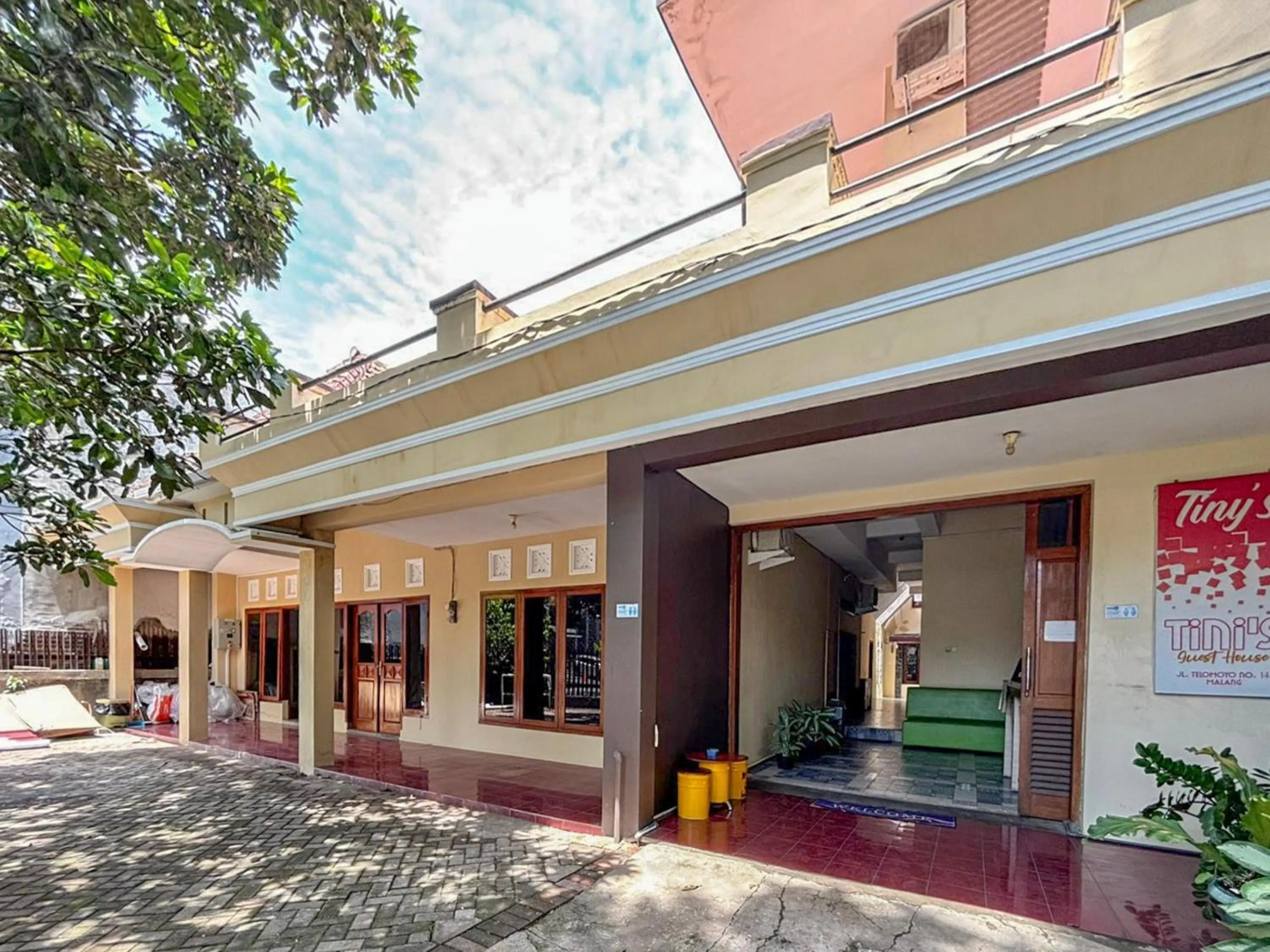Facade/entrance in Tini's Guest House Malang Mitra RedDoorz