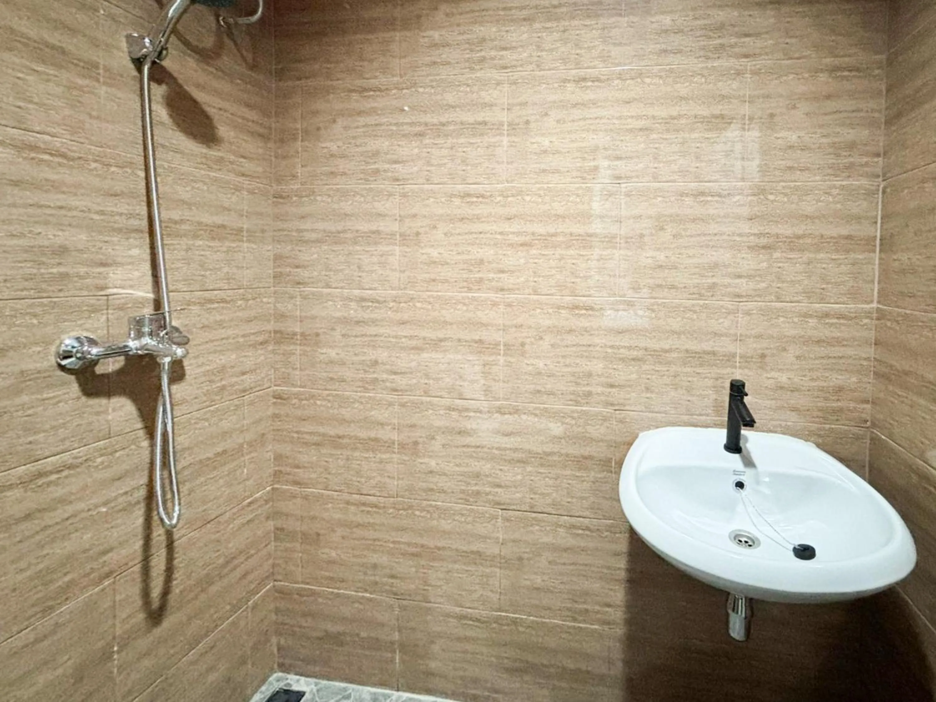 Bathroom in Tini's Guest House Malang Mitra RedDoorz