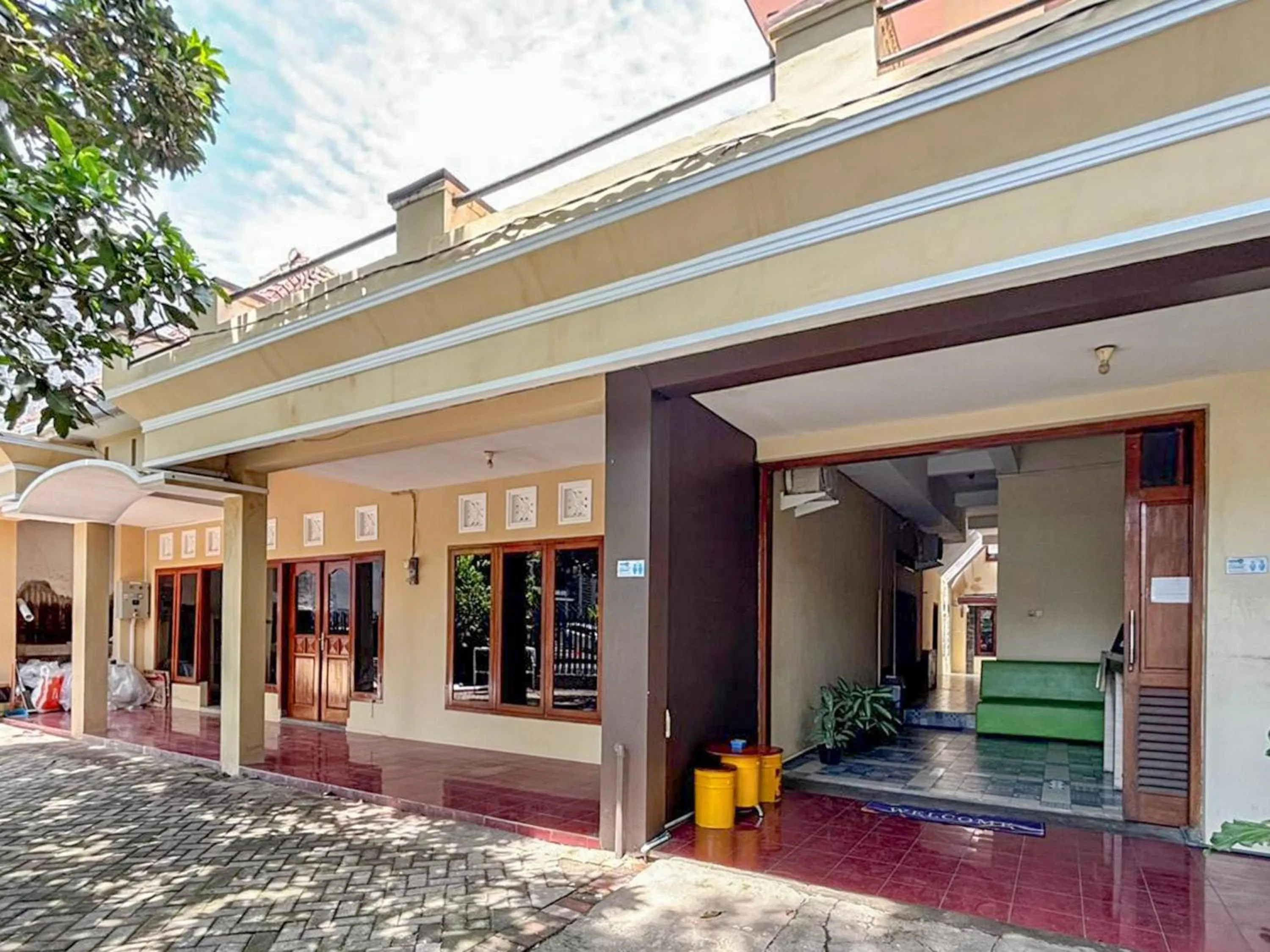 Facade/entrance in Tini's Guest House Malang Mitra RedDoorz