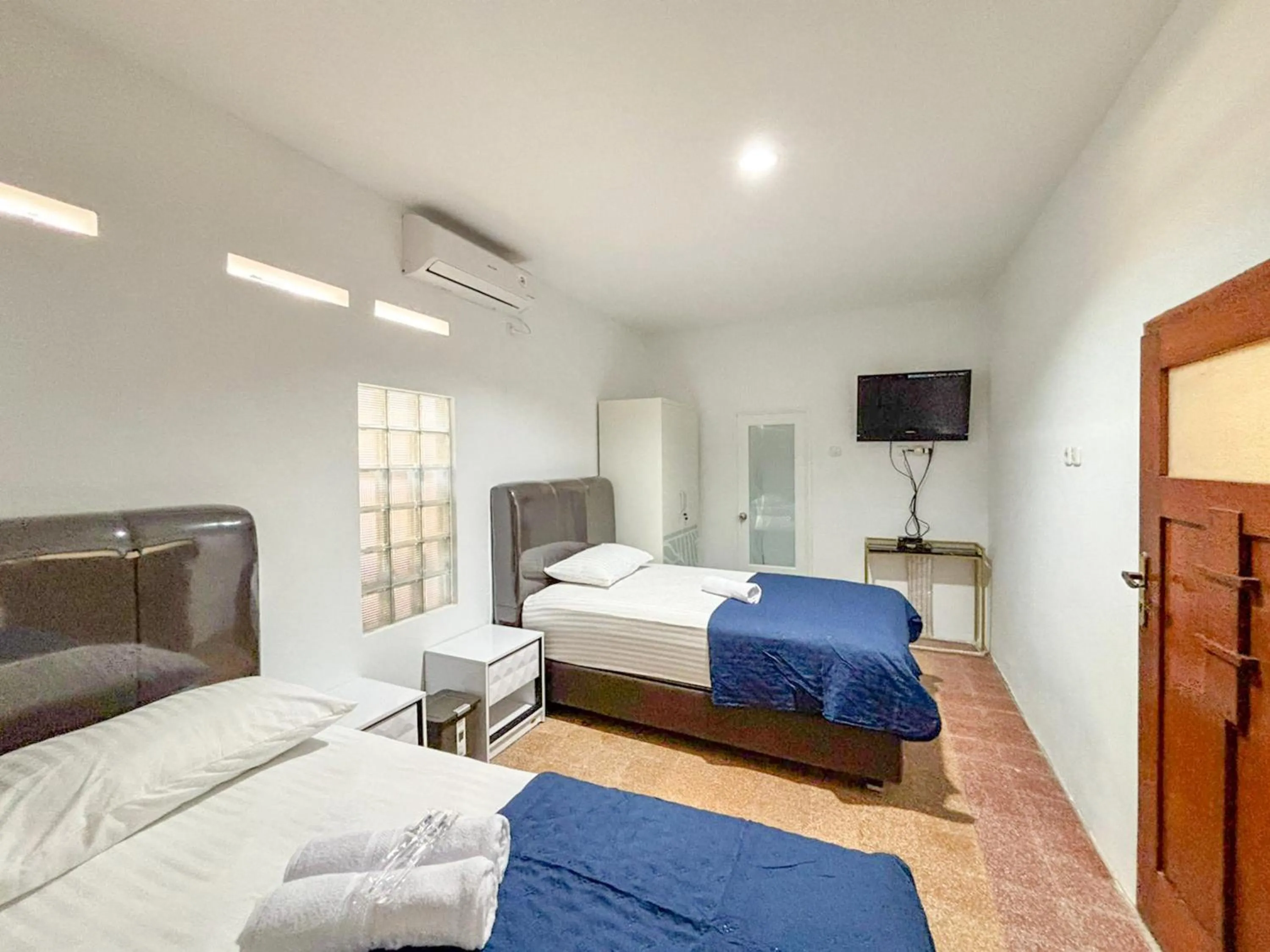 Bedroom, Bed in Tini's Guest House Malang Mitra RedDoorz