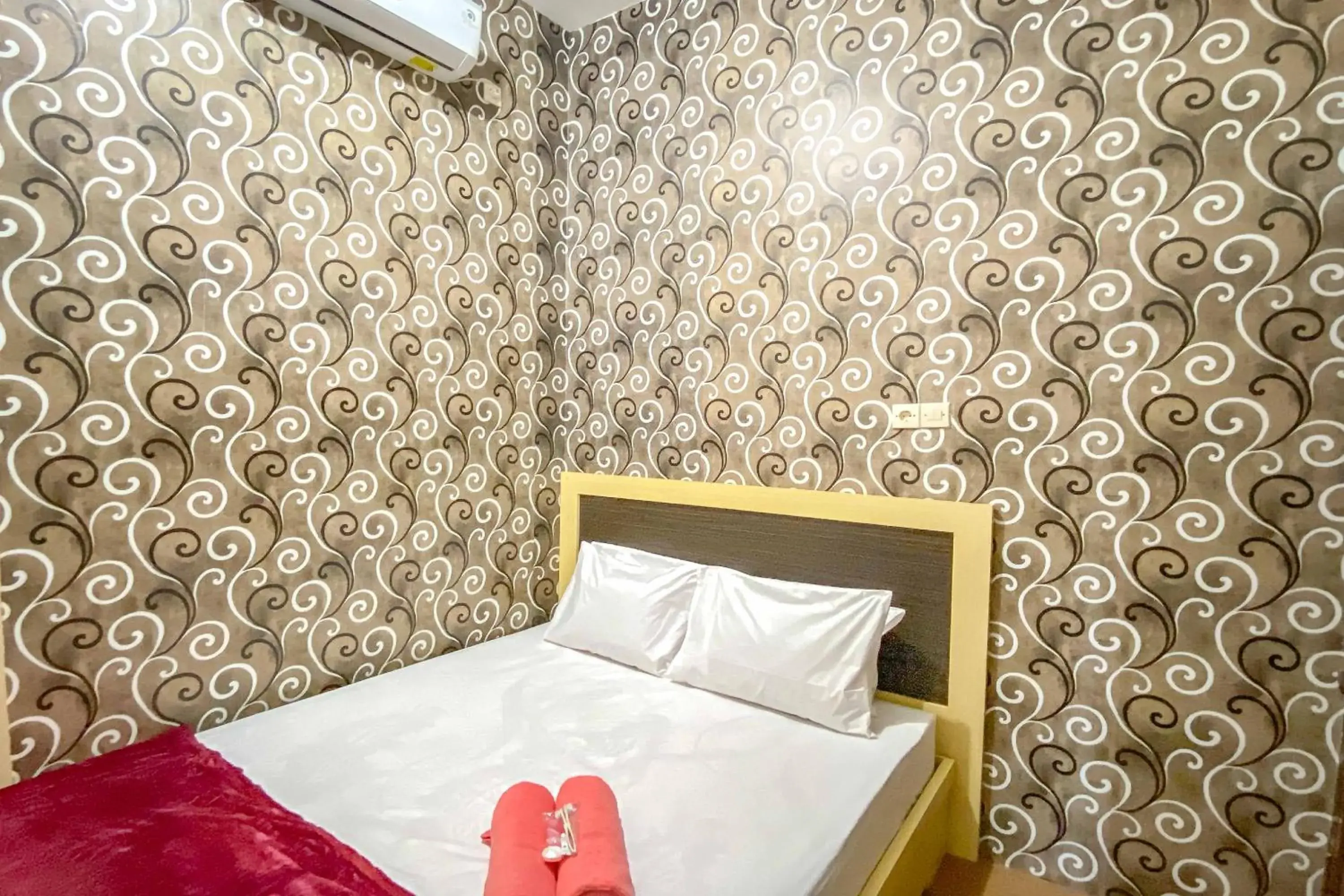 Bedroom, Bed in Tini's Guest House Malang Mitra RedDoorz Bedroom, Bed in Tini's Guest House Malang Mitra RedDoorz