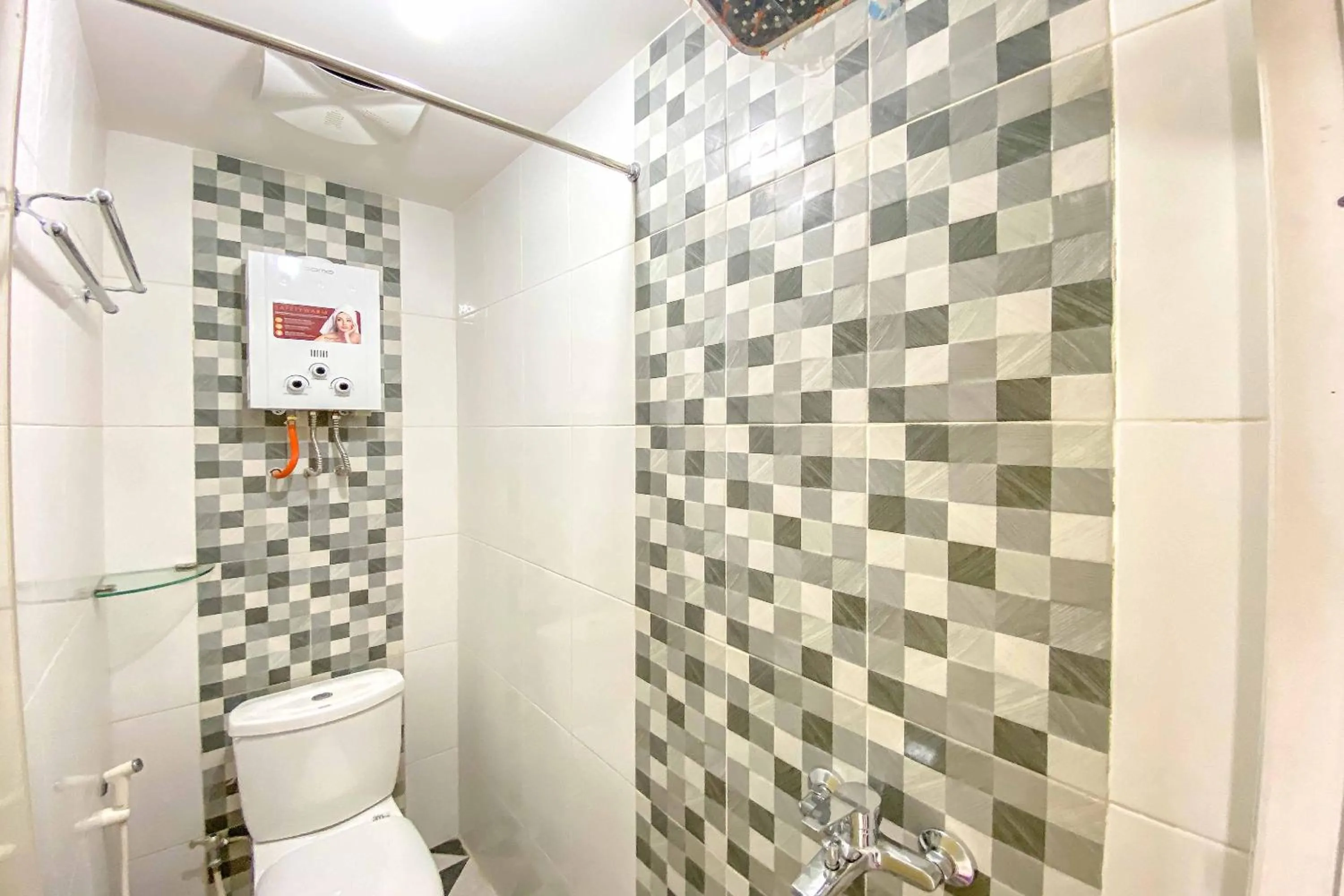 Bathroom in Tini's Guest House Malang Mitra RedDoorz