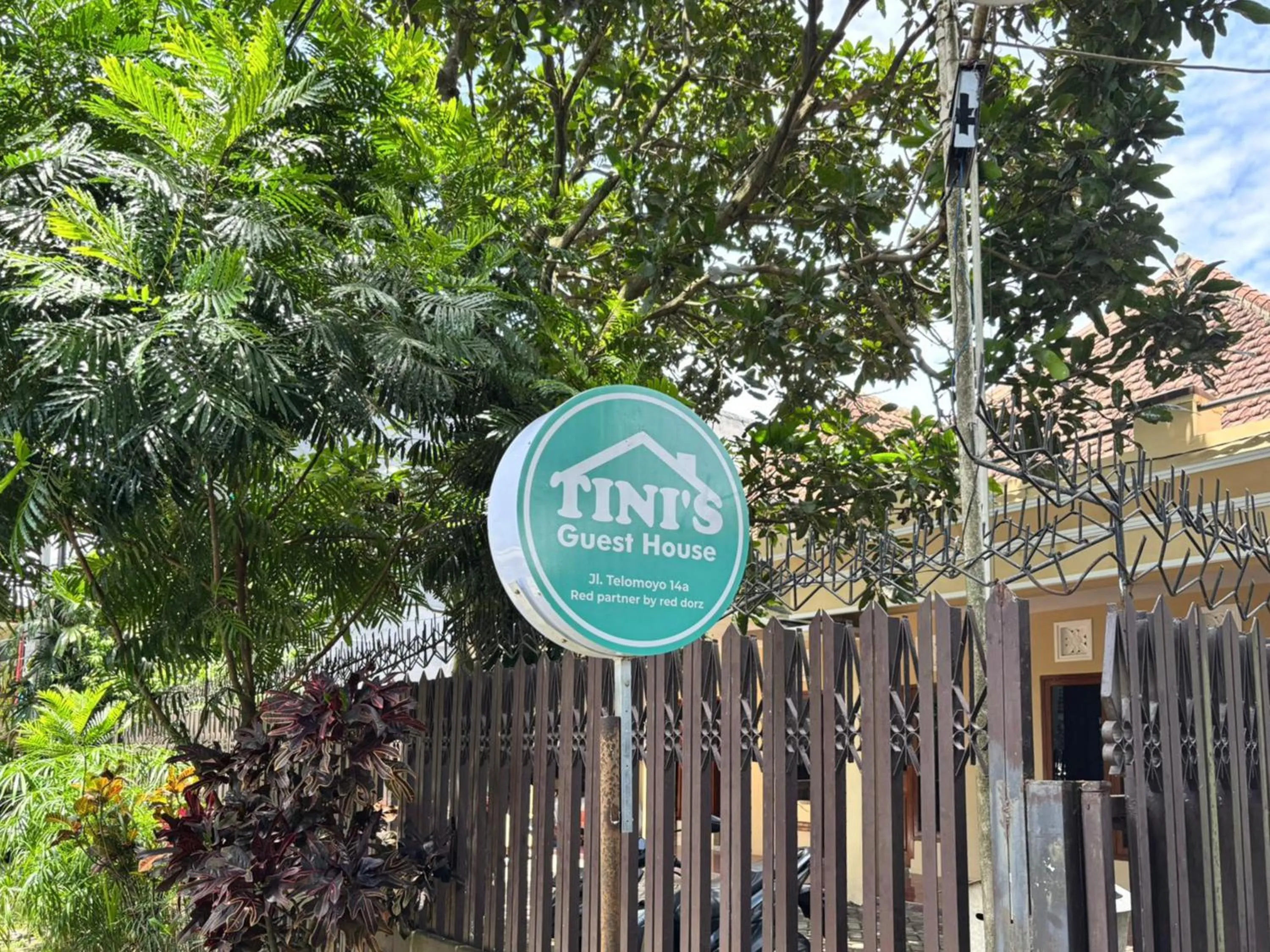 Property logo or sign in Tini's Guest House Malang Mitra RedDoorz