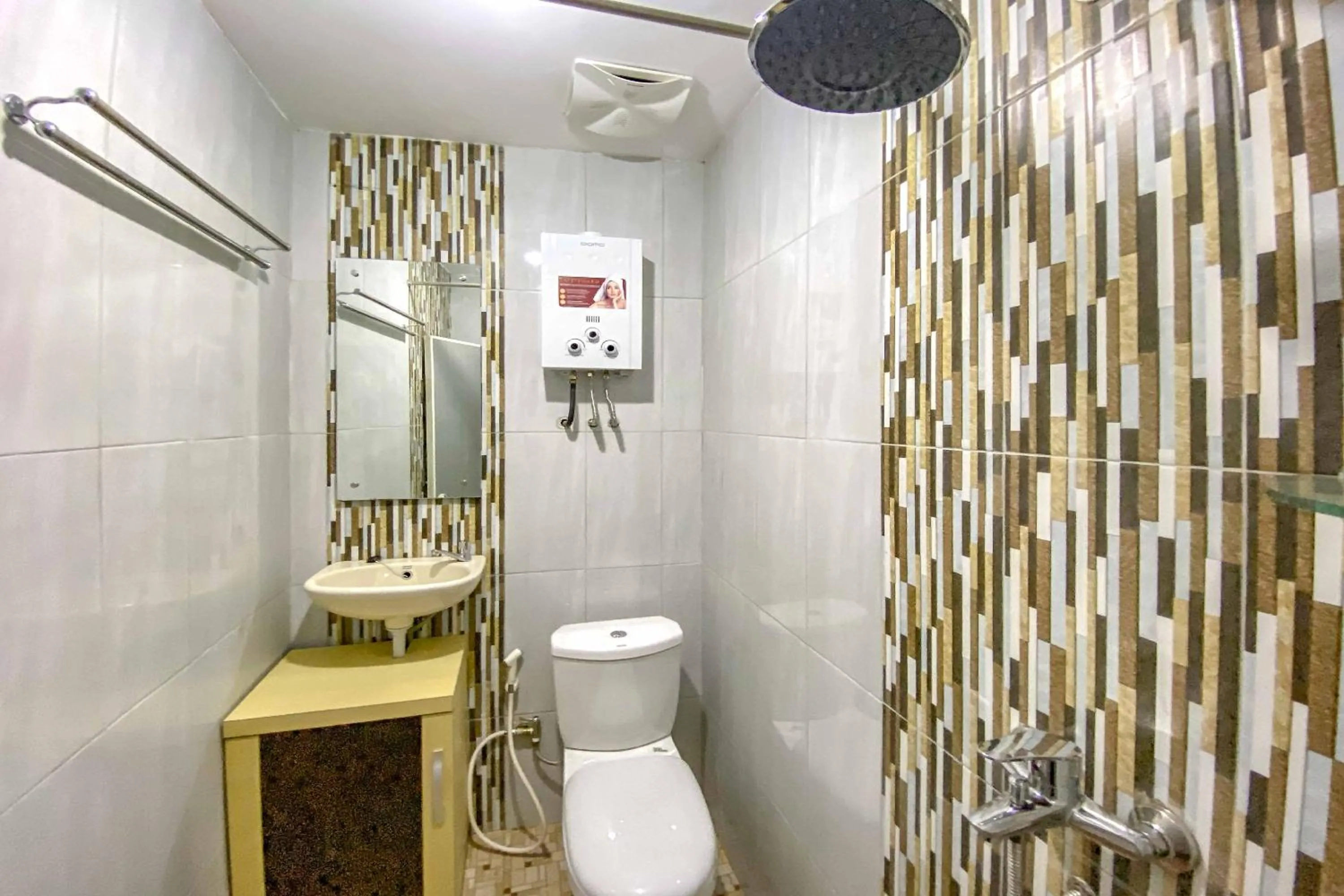 Bathroom in Tini's Guest House Malang Mitra RedDoorz