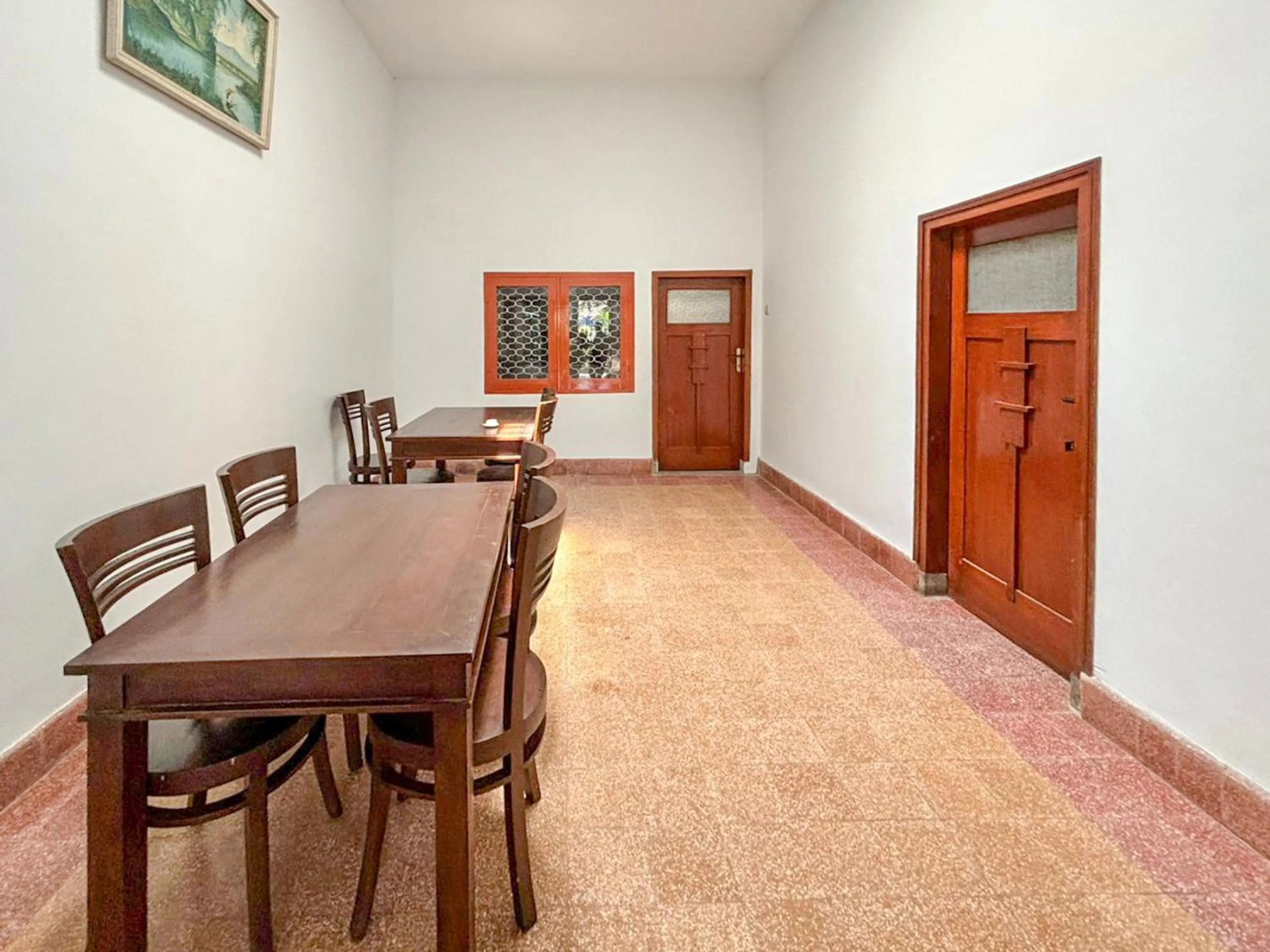 Seating area in Tini's Guest House Malang Mitra RedDoorz