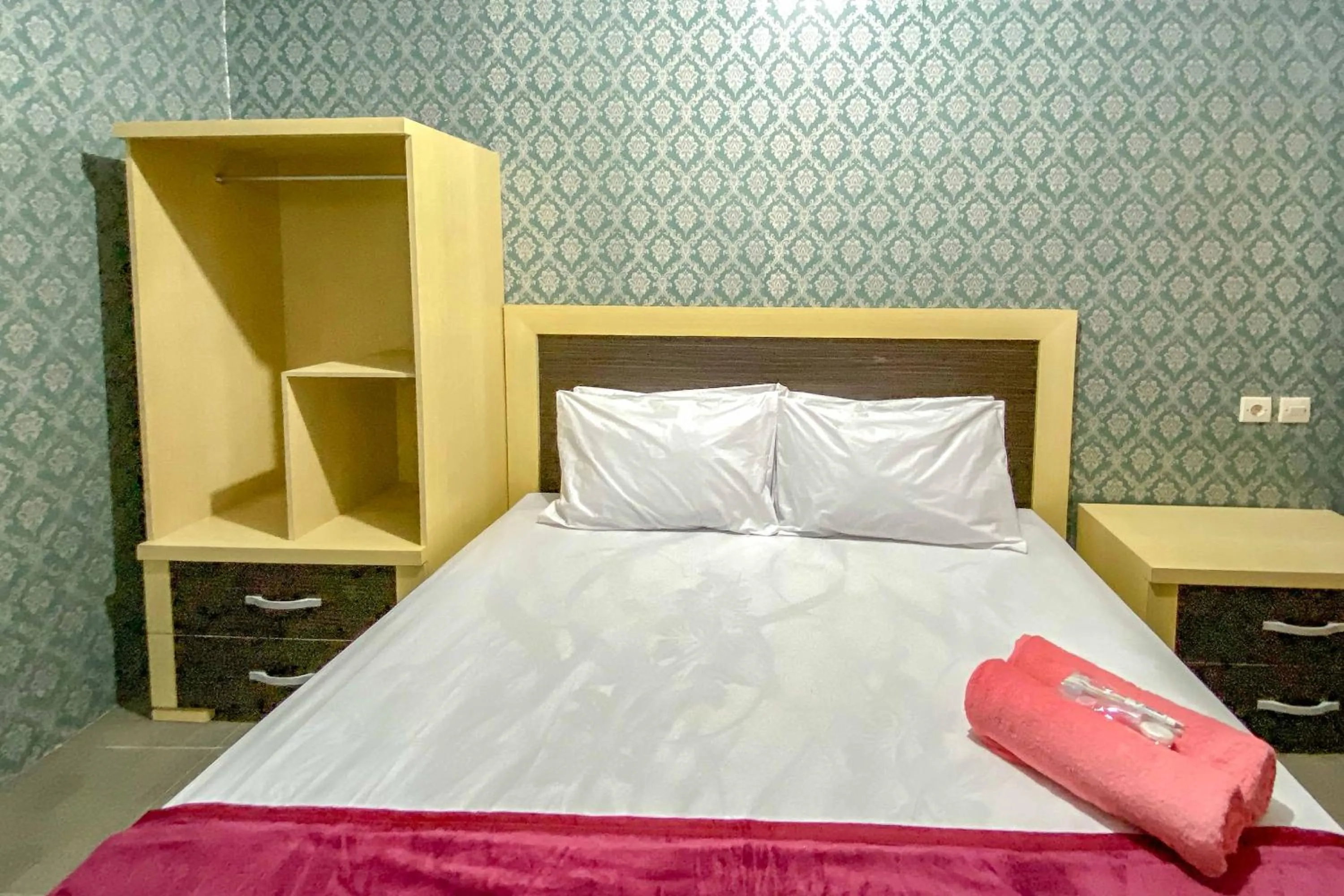 Bedroom, Bed in Tini's Guest House Malang Mitra RedDoorz