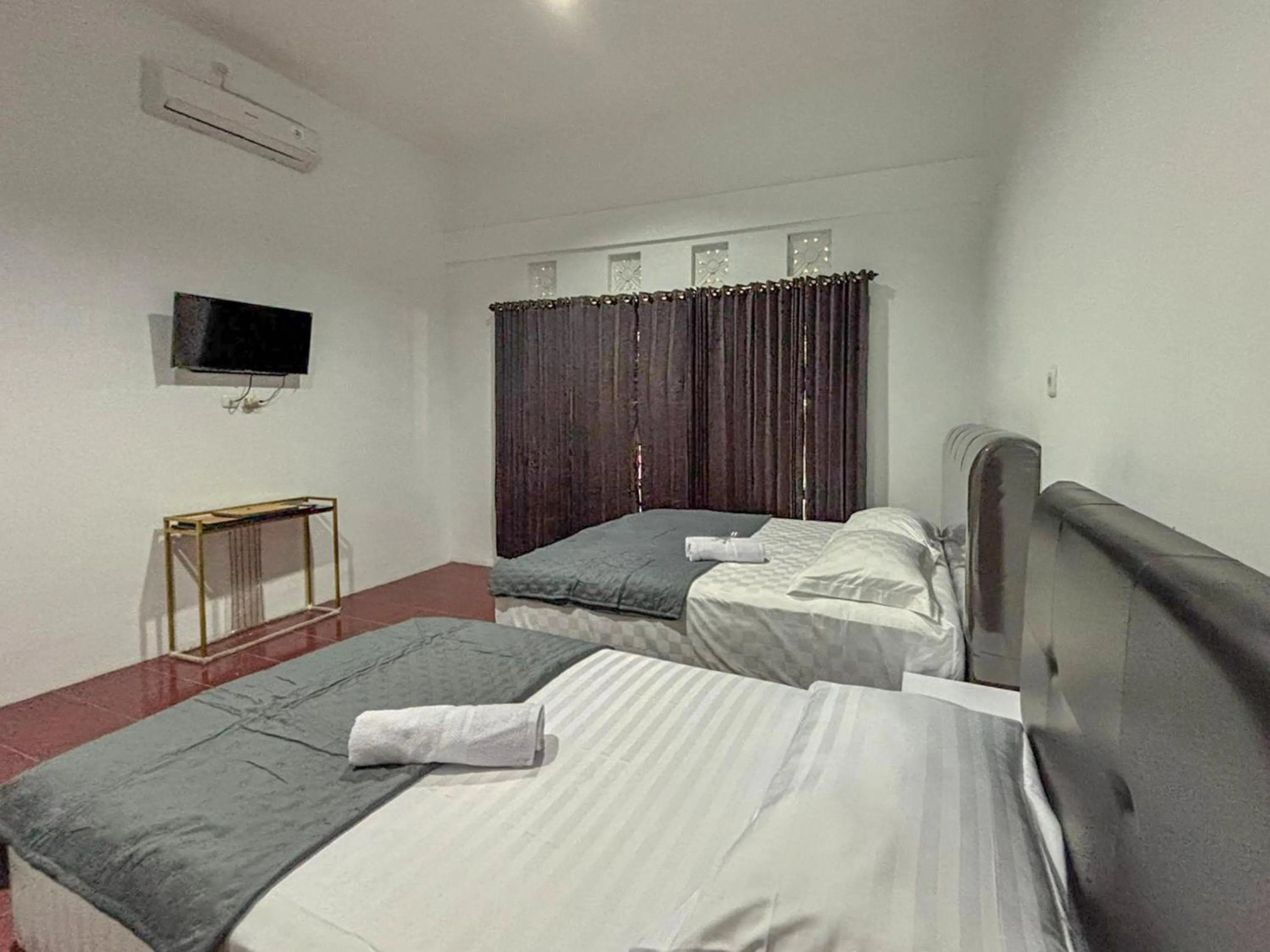 Bedroom, Bed in Tini's Guest House Malang Mitra RedDoorz