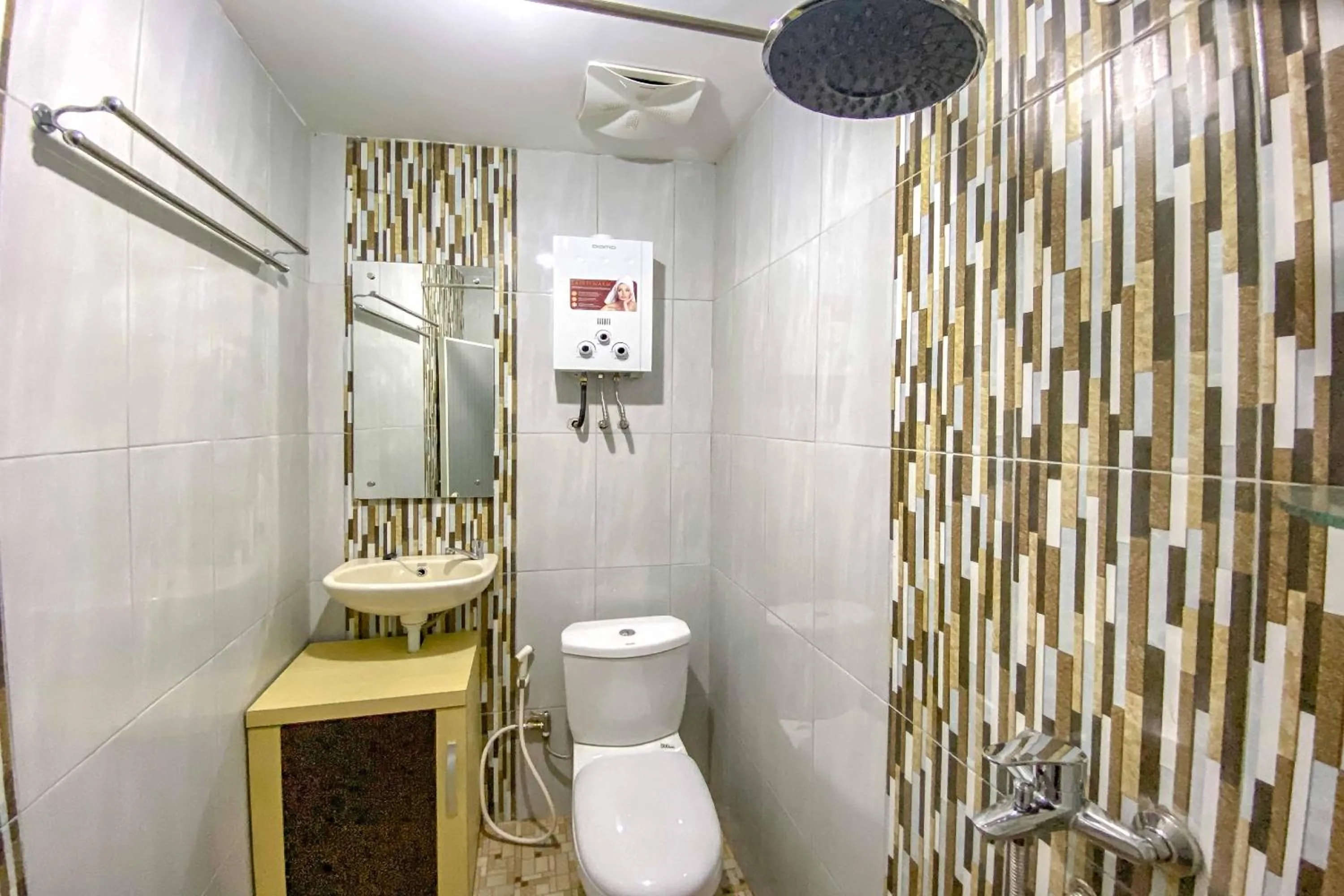 Bathroom in Tini's Guest House Malang Mitra RedDoorz