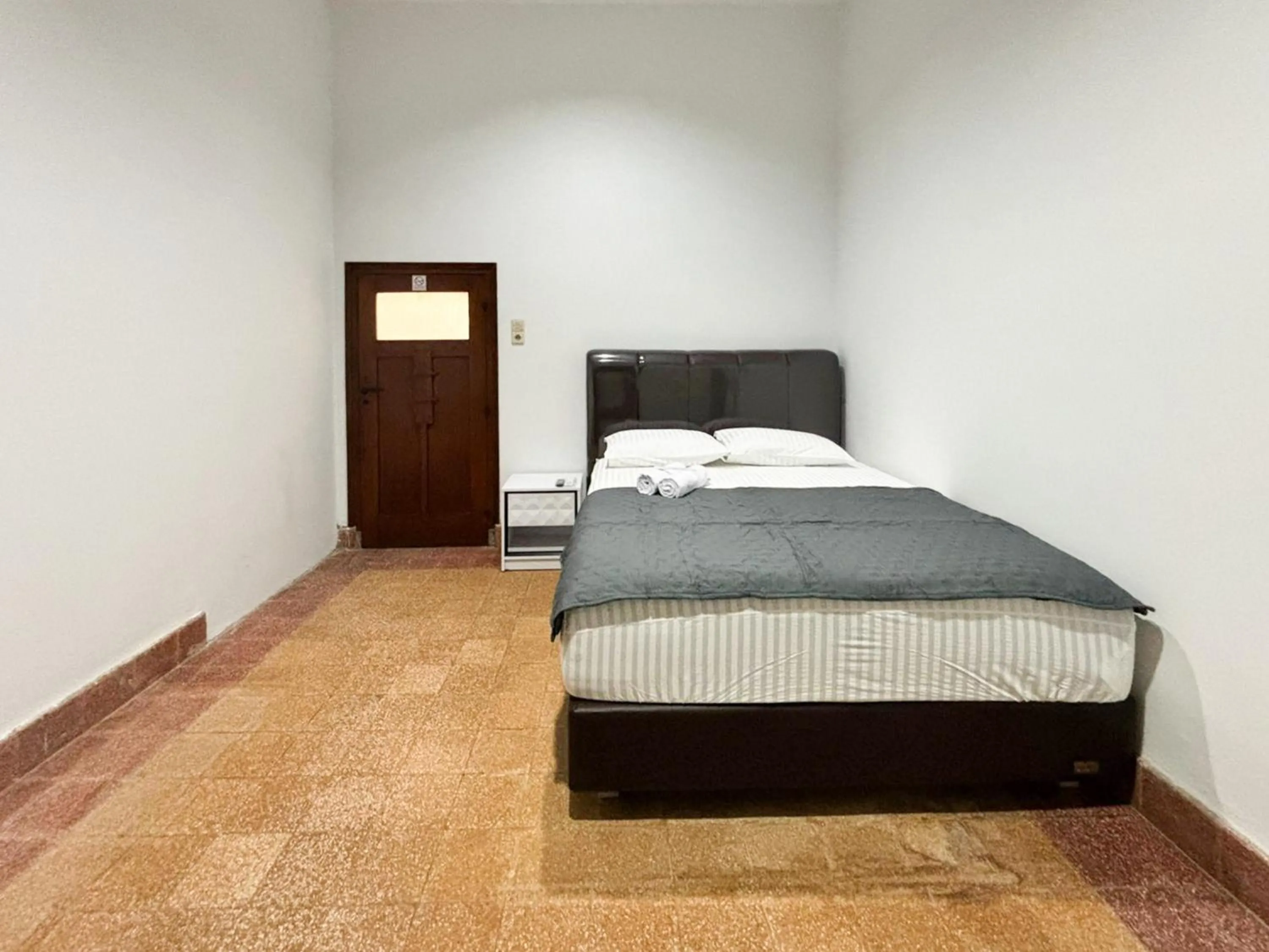 Bedroom, Bed in Tini's Guest House Malang Mitra RedDoorz