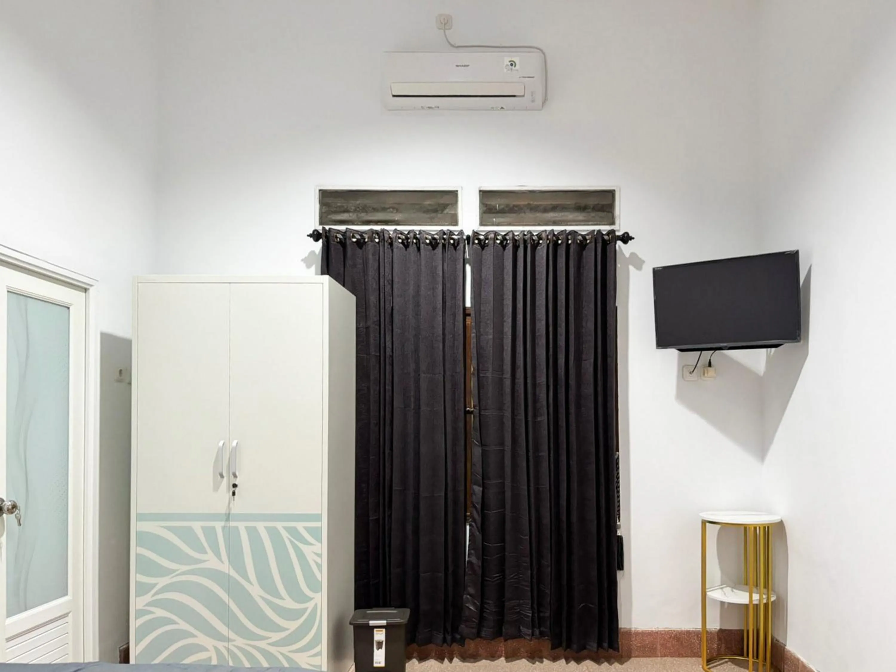 TV and multimedia in Tini's Guest House Malang Mitra RedDoorz