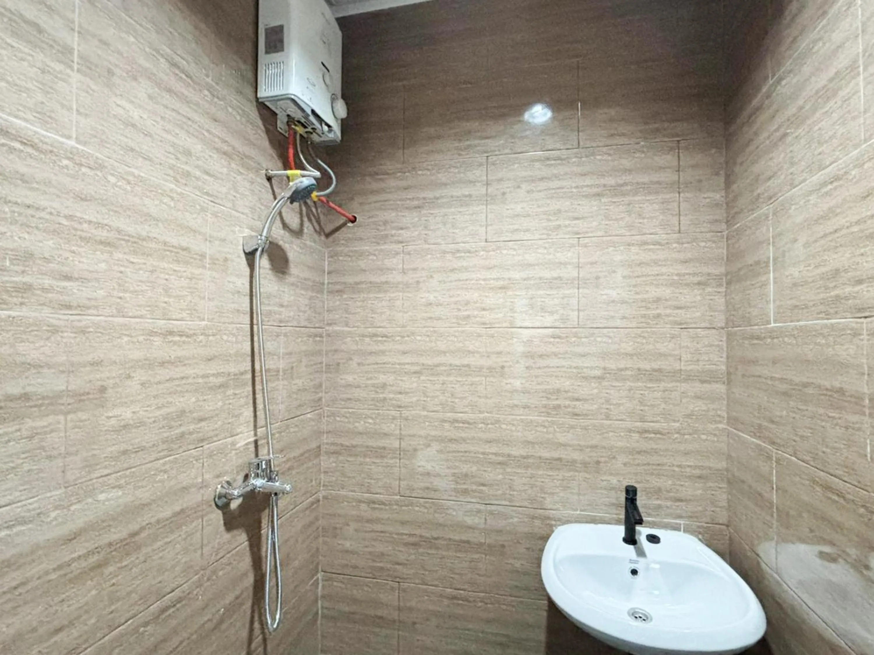 Bathroom in Tini's Guest House Malang Mitra RedDoorz