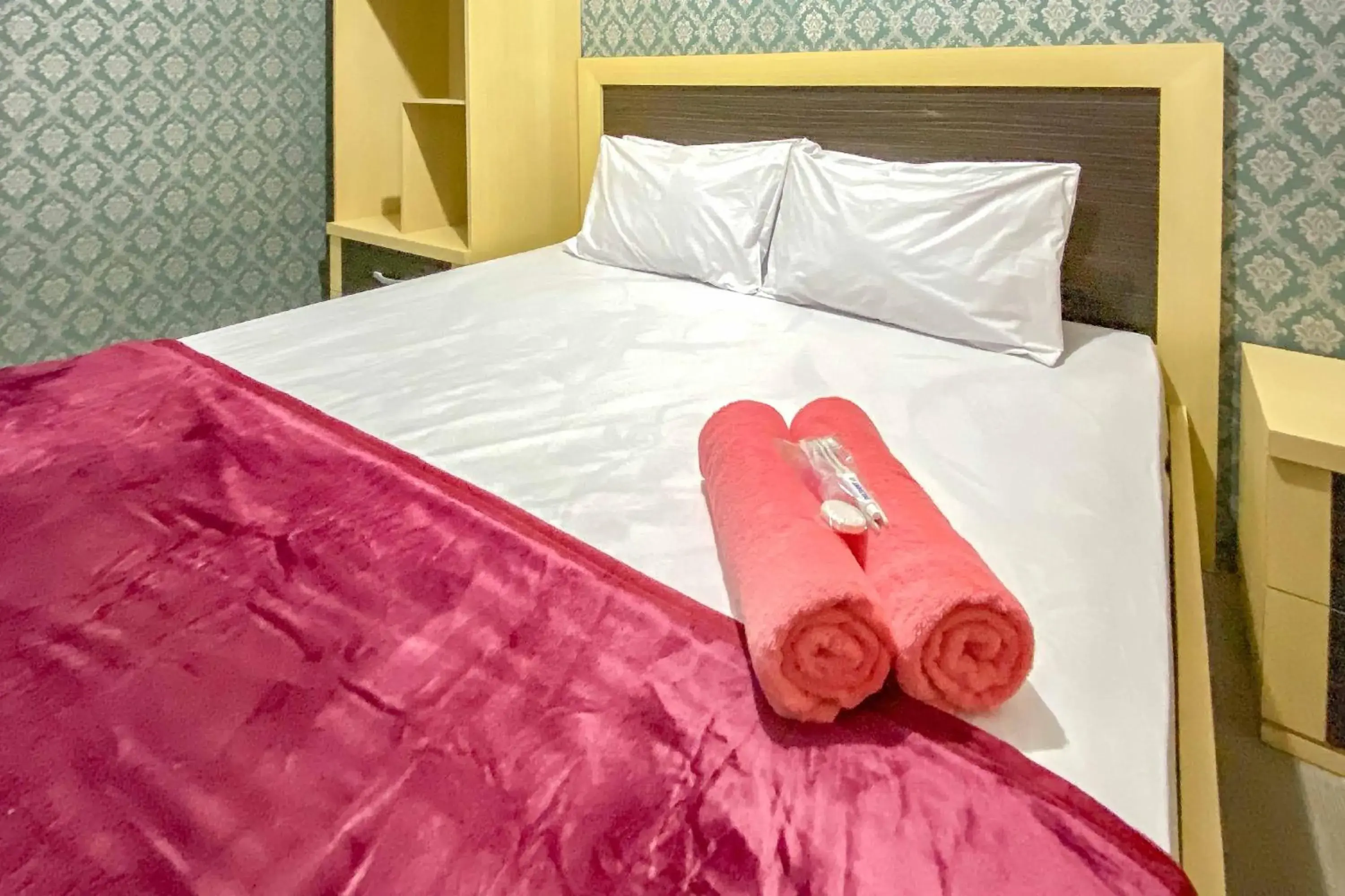 Deluxe Double Room in Tini's Guest House Malang Mitra RedDoorz Deluxe Double Room in Tini's Guest House Malang Mitra RedDoorz