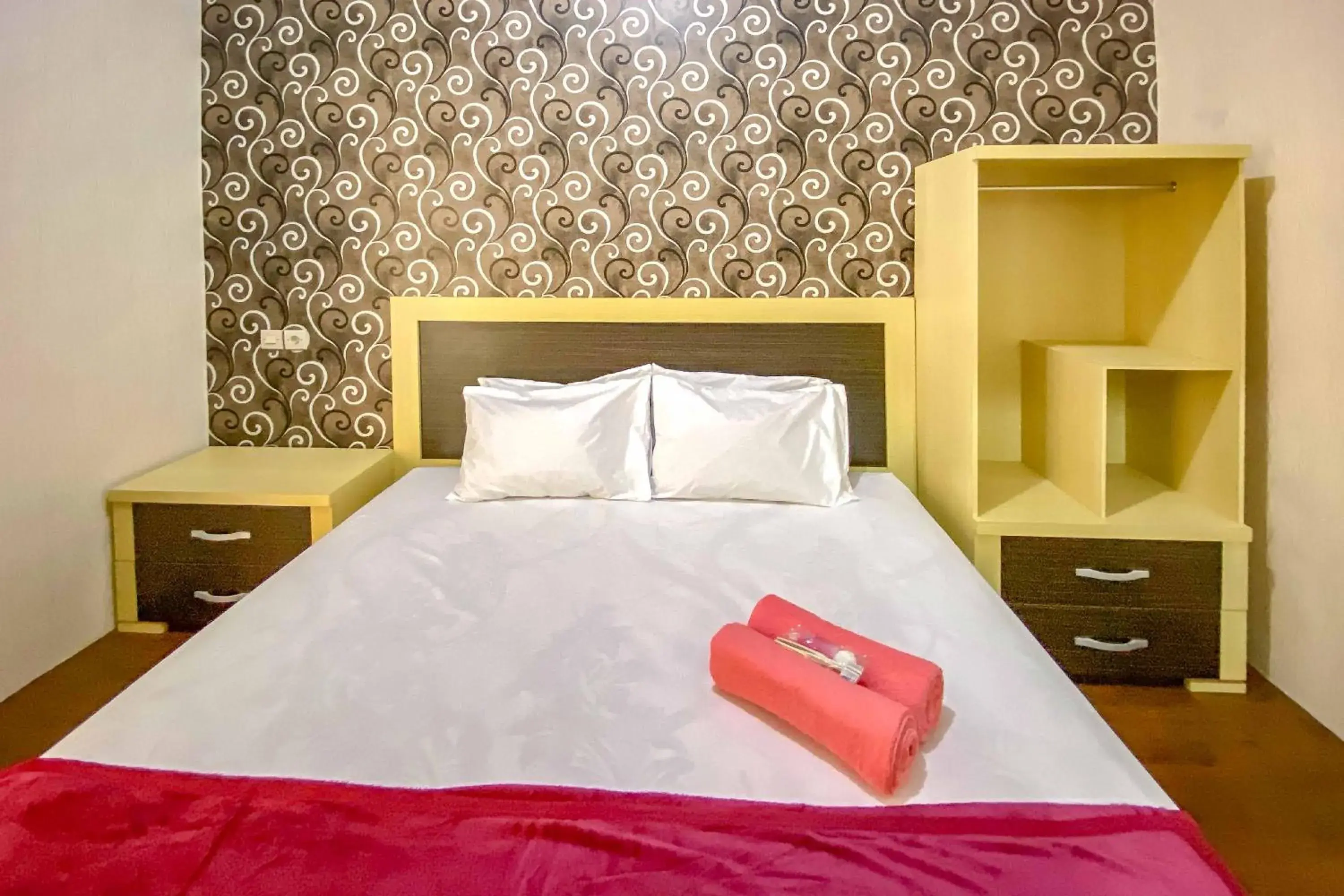 Bed in Tini's Guest House Malang Mitra RedDoorz Bed in Tini's Guest House Malang Mitra RedDoorz