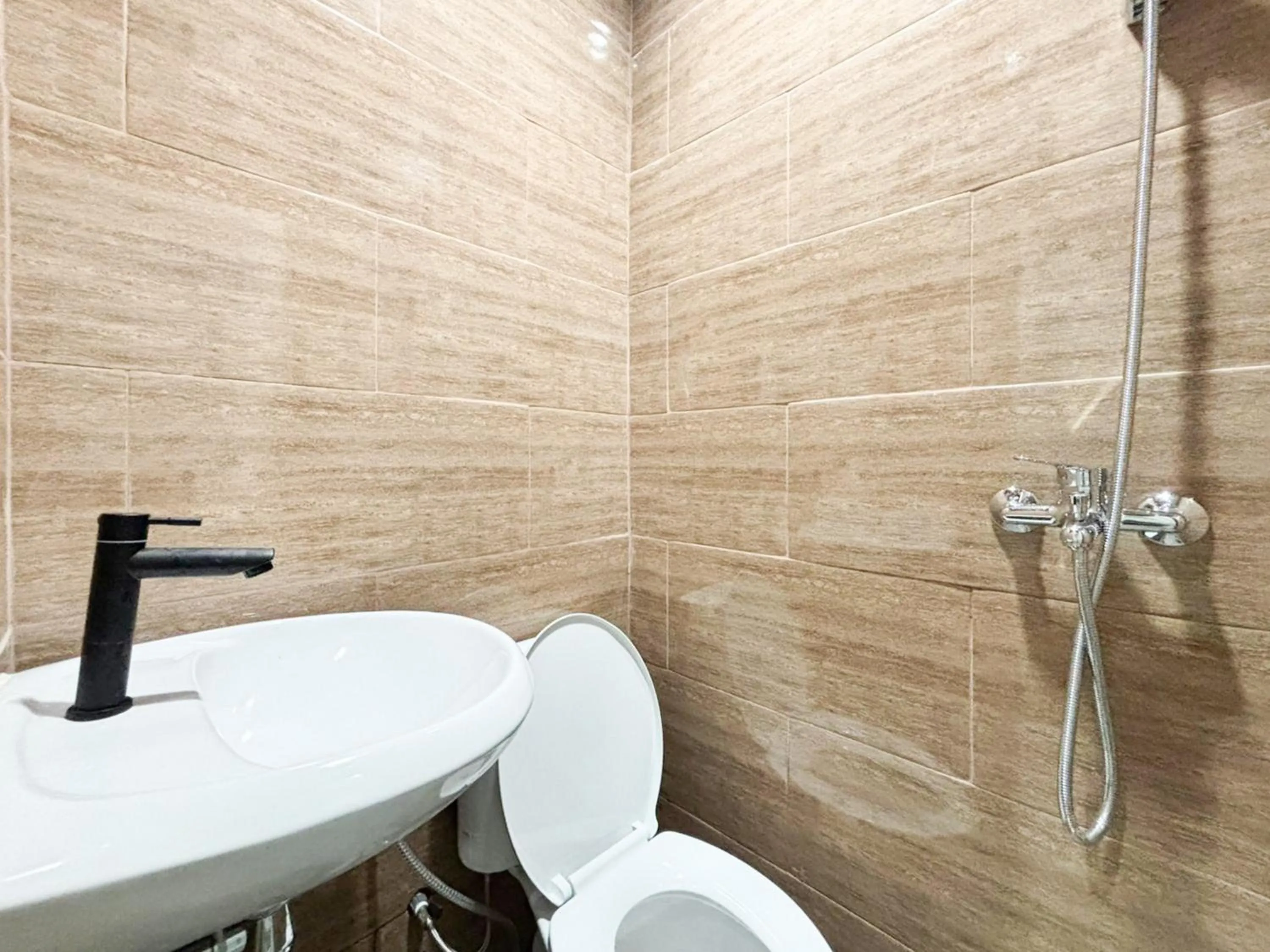 Bathroom in Tini's Guest House Malang Mitra RedDoorz