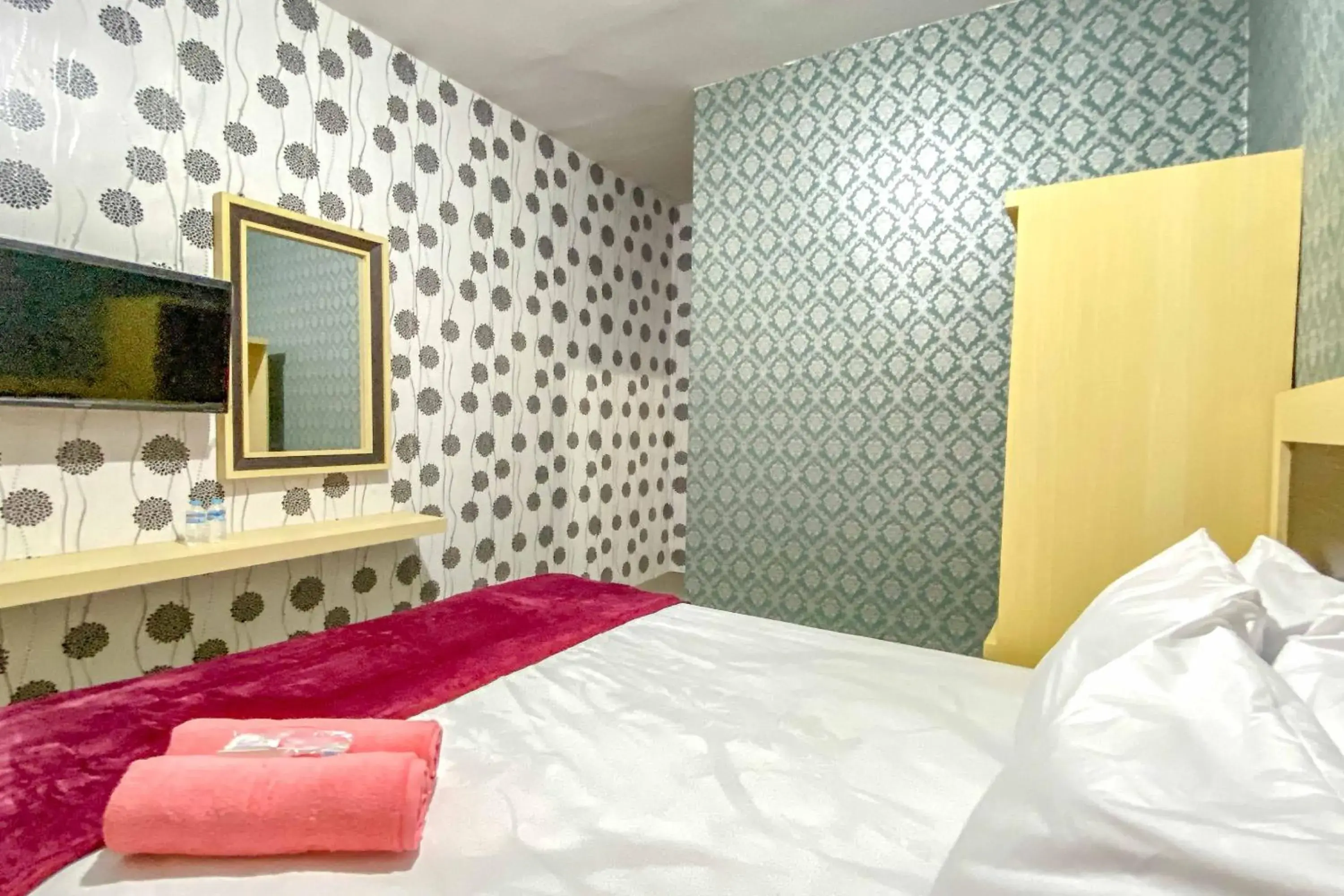 Bedroom, Bed in Tini's Guest House Malang Mitra RedDoorz Bedroom, Bed in Tini's Guest House Malang Mitra RedDoorz