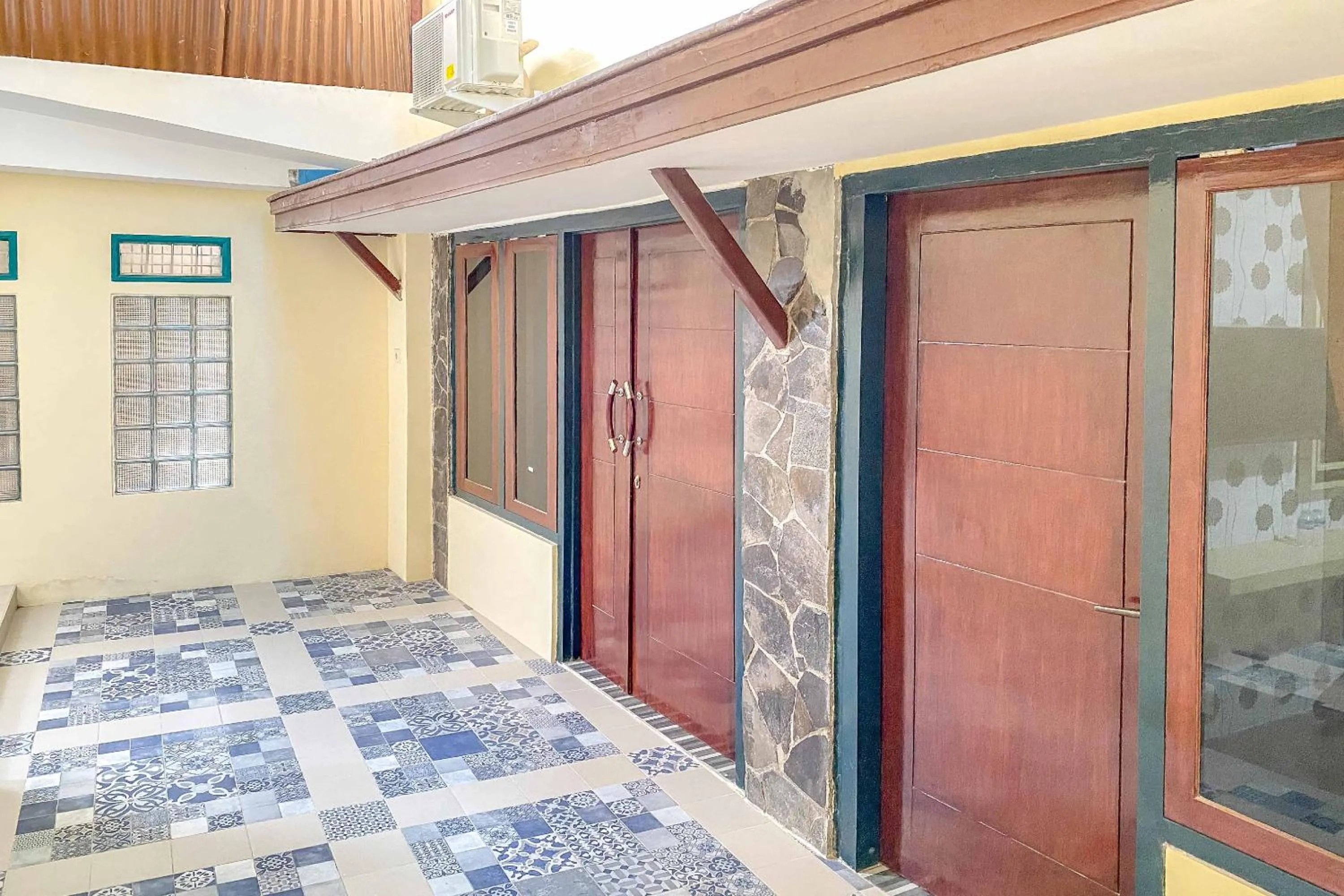 Facade/entrance in Tini's Guest House Malang Mitra RedDoorz