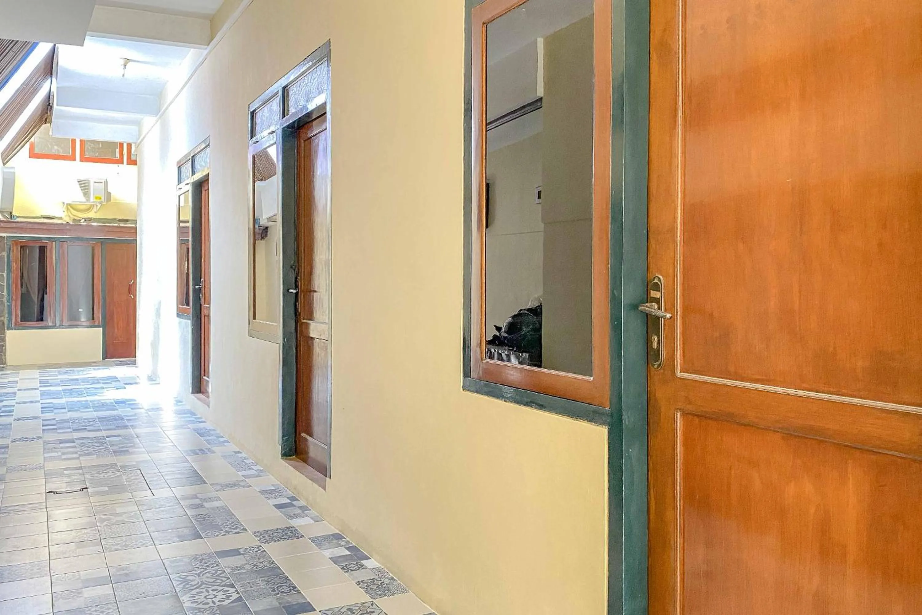 Facade/entrance in Tini's Guest House Malang Mitra RedDoorz