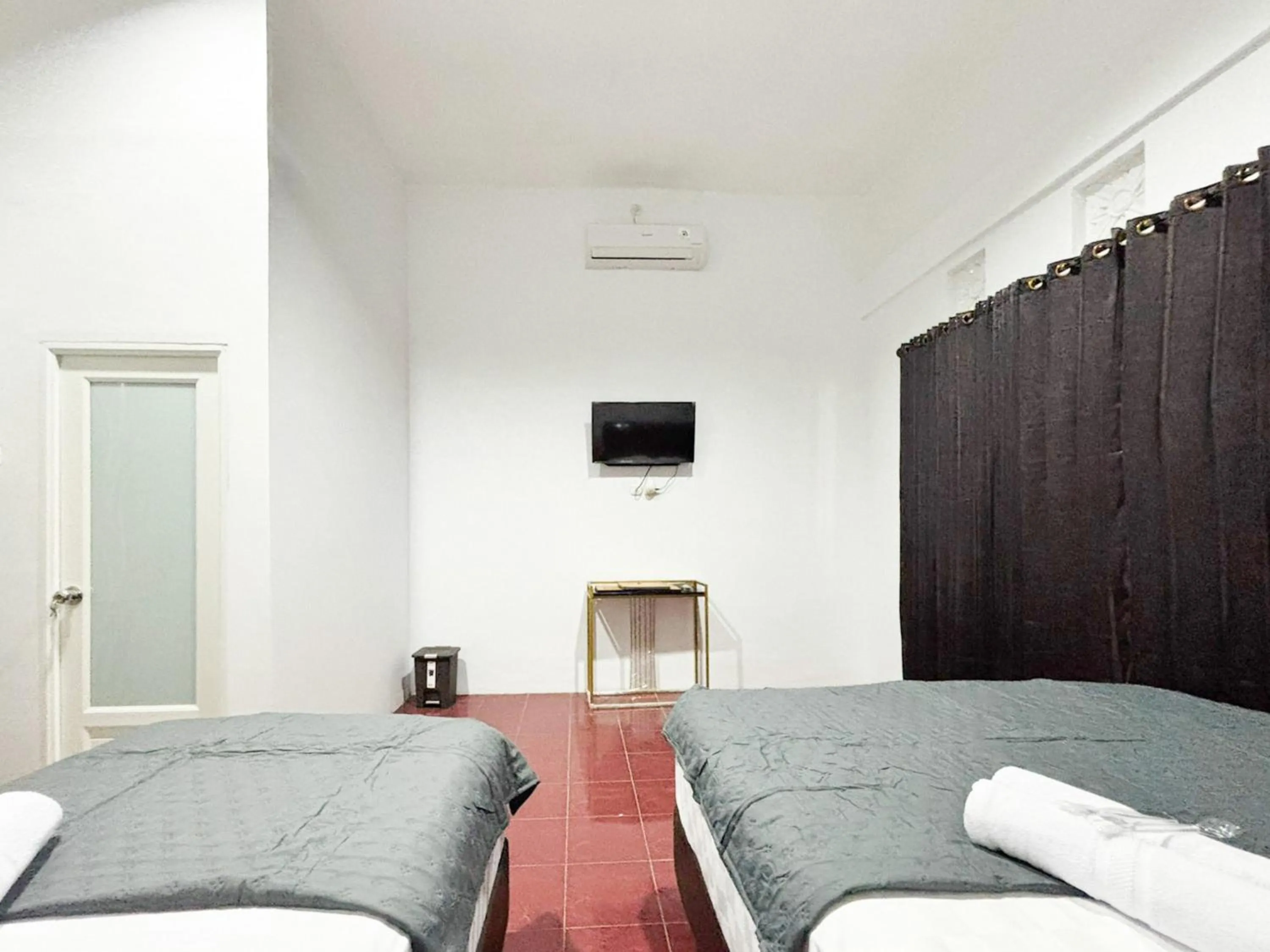 Bedroom, Bed in Tini's Guest House Malang Mitra RedDoorz