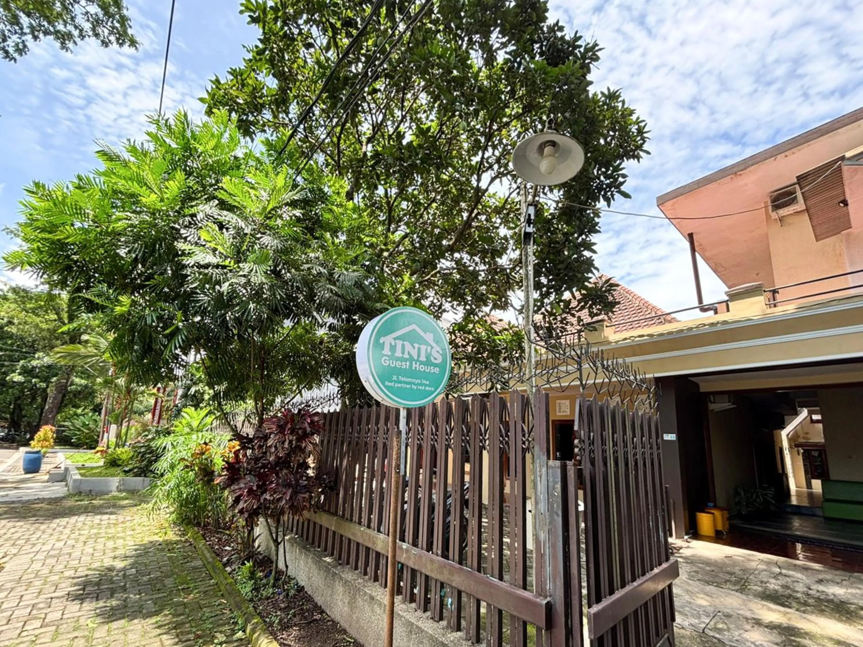 Property logo or sign in Tini's Guest House Malang Mitra RedDoorz