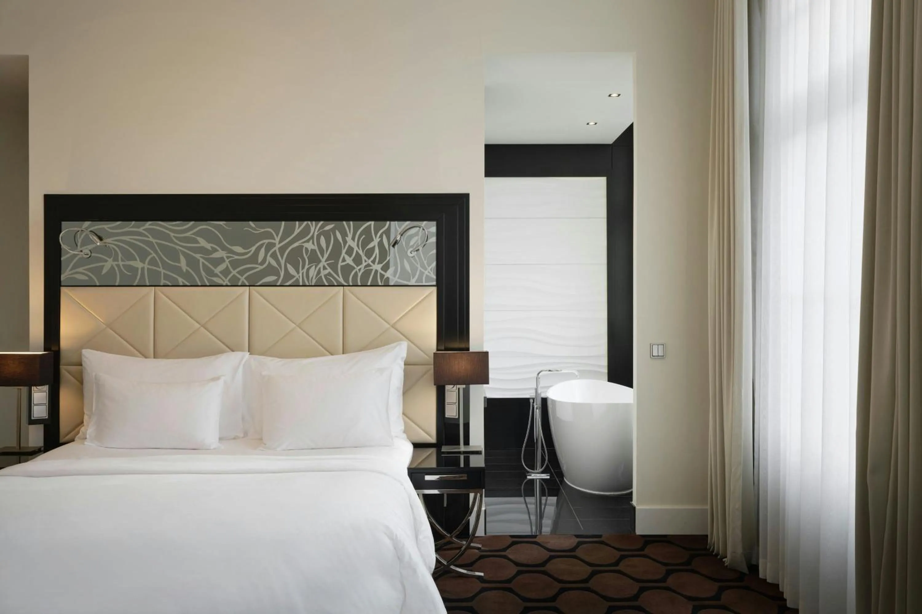 Photo of the whole room, Bed in Roomers Berlin Steinplatz, Autograph Collection