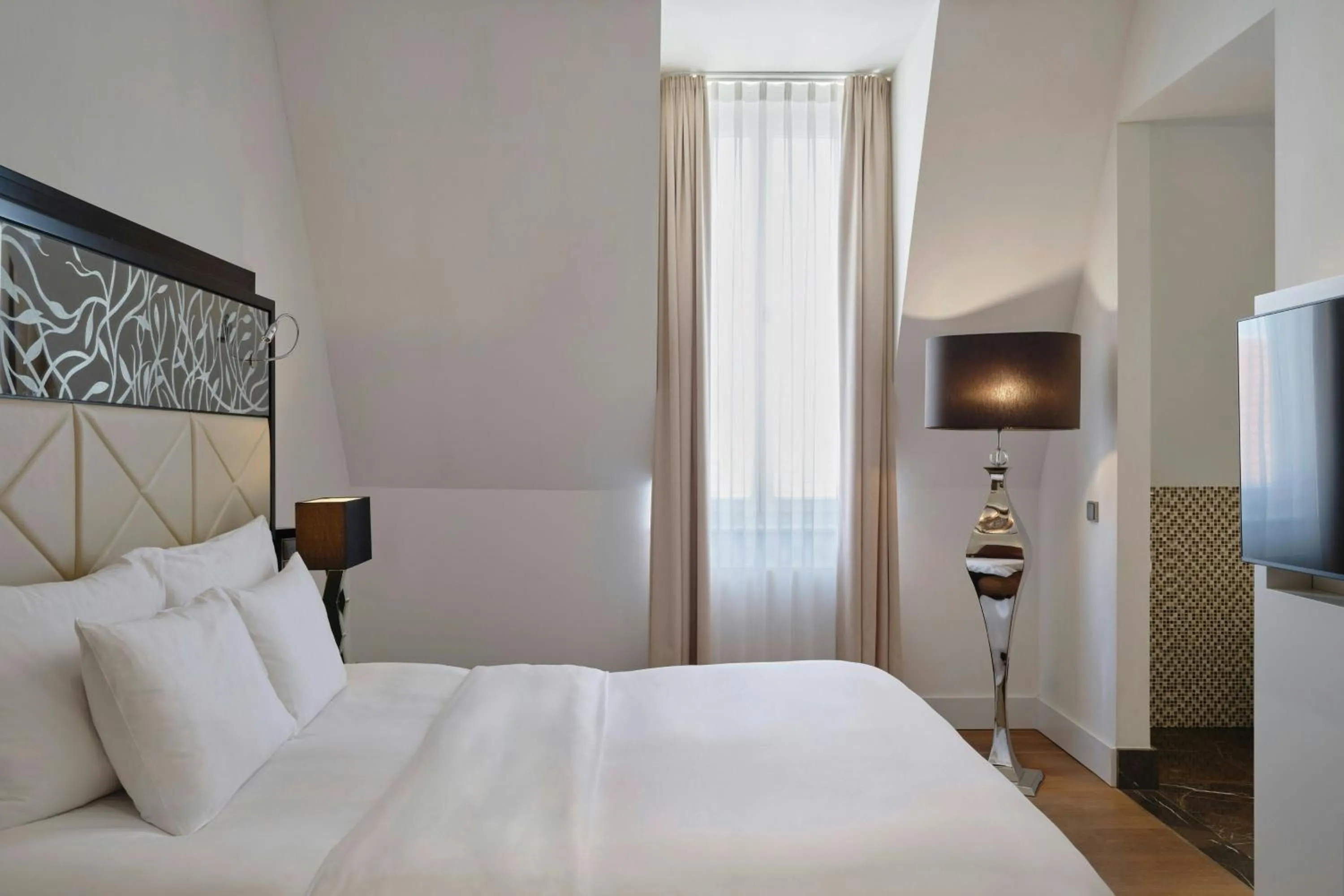 Bedroom, Bed in Roomers Berlin Steinplatz, Autograph Collection