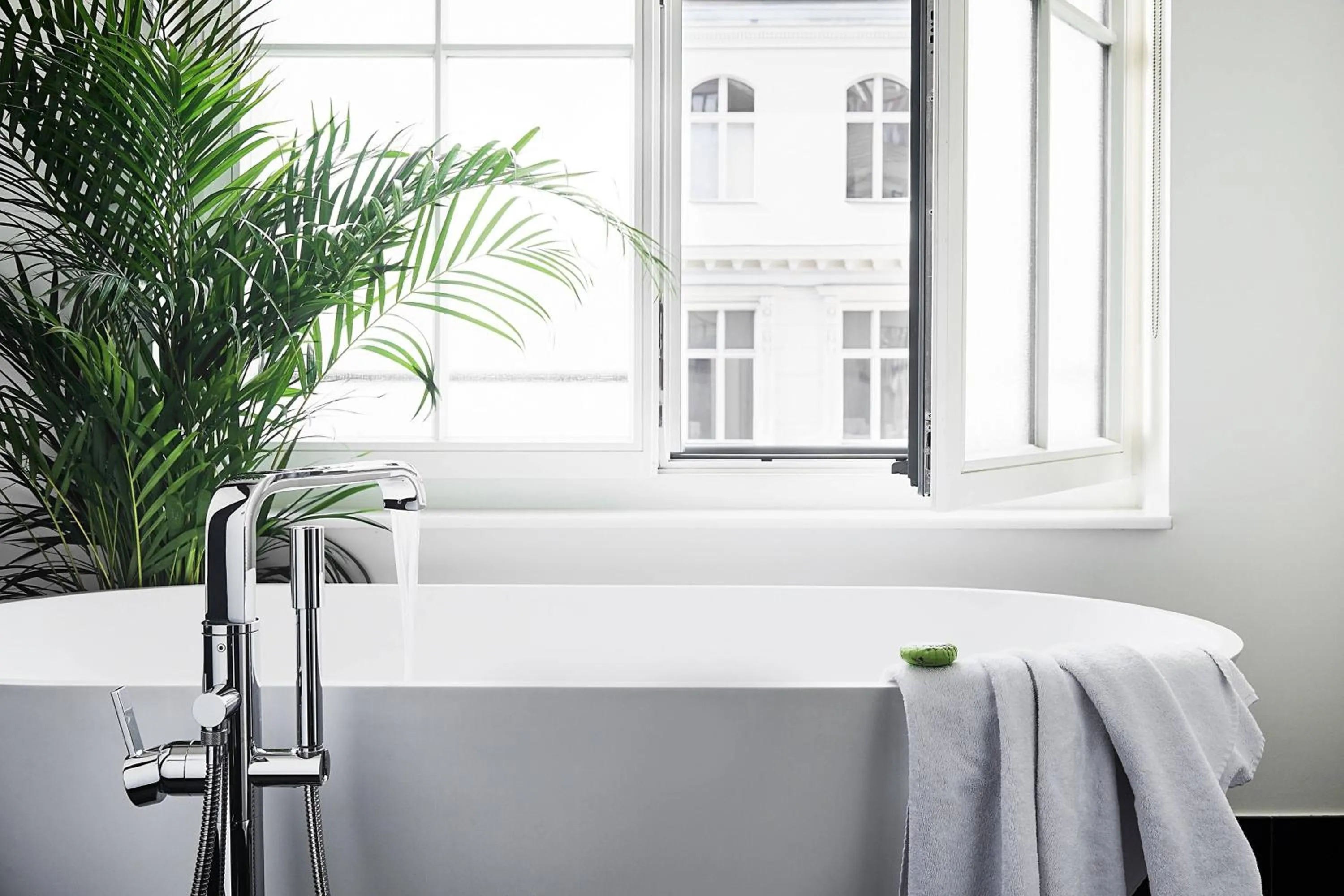 Bathroom, Bed in Roomers Berlin Steinplatz, Autograph Collection