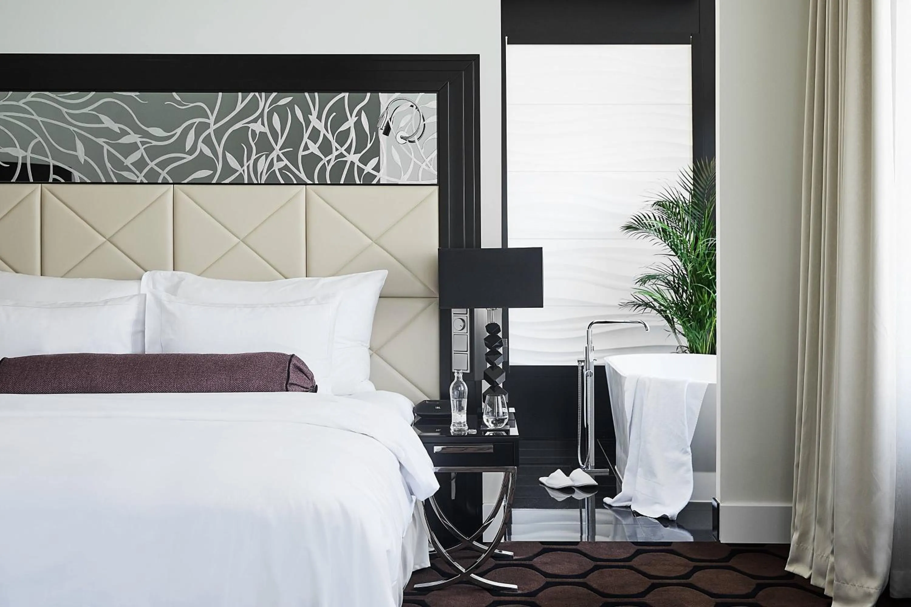 Photo of the whole room, Bed in Roomers Berlin Steinplatz, Autograph Collection