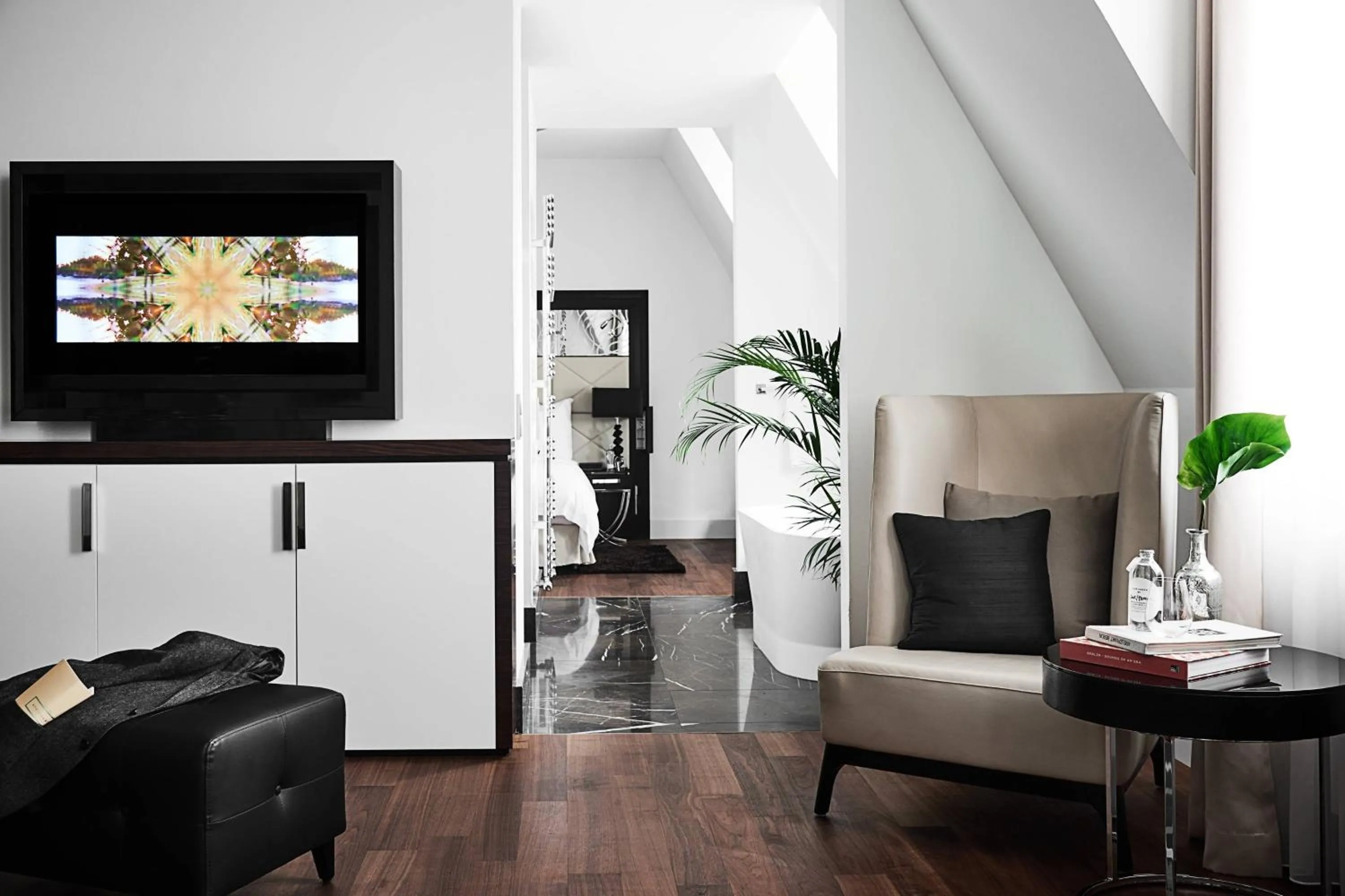 Photo of the whole room in Roomers Berlin Steinplatz, Autograph Collection