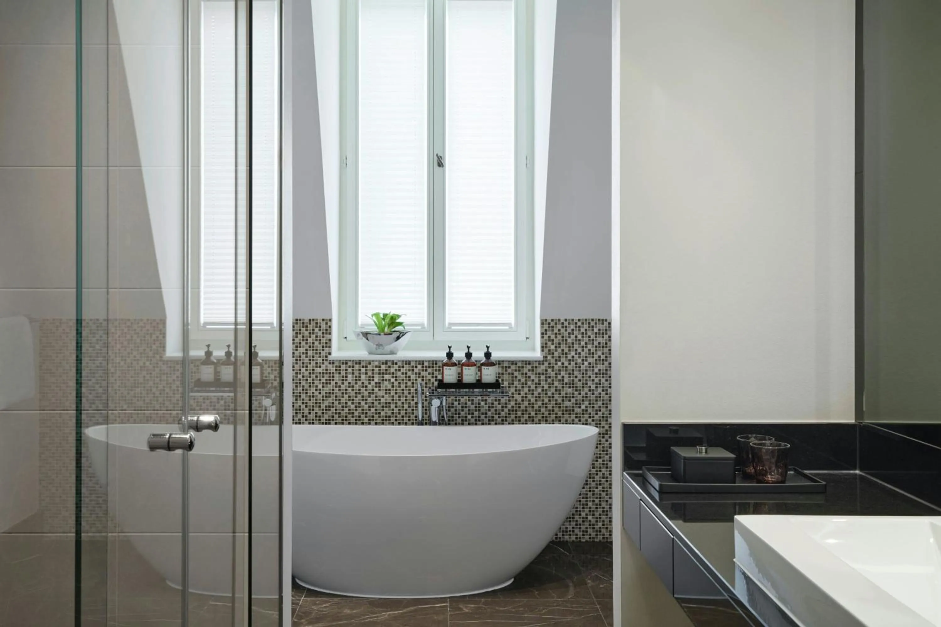 Bathroom in Roomers Berlin Steinplatz, Autograph Collection