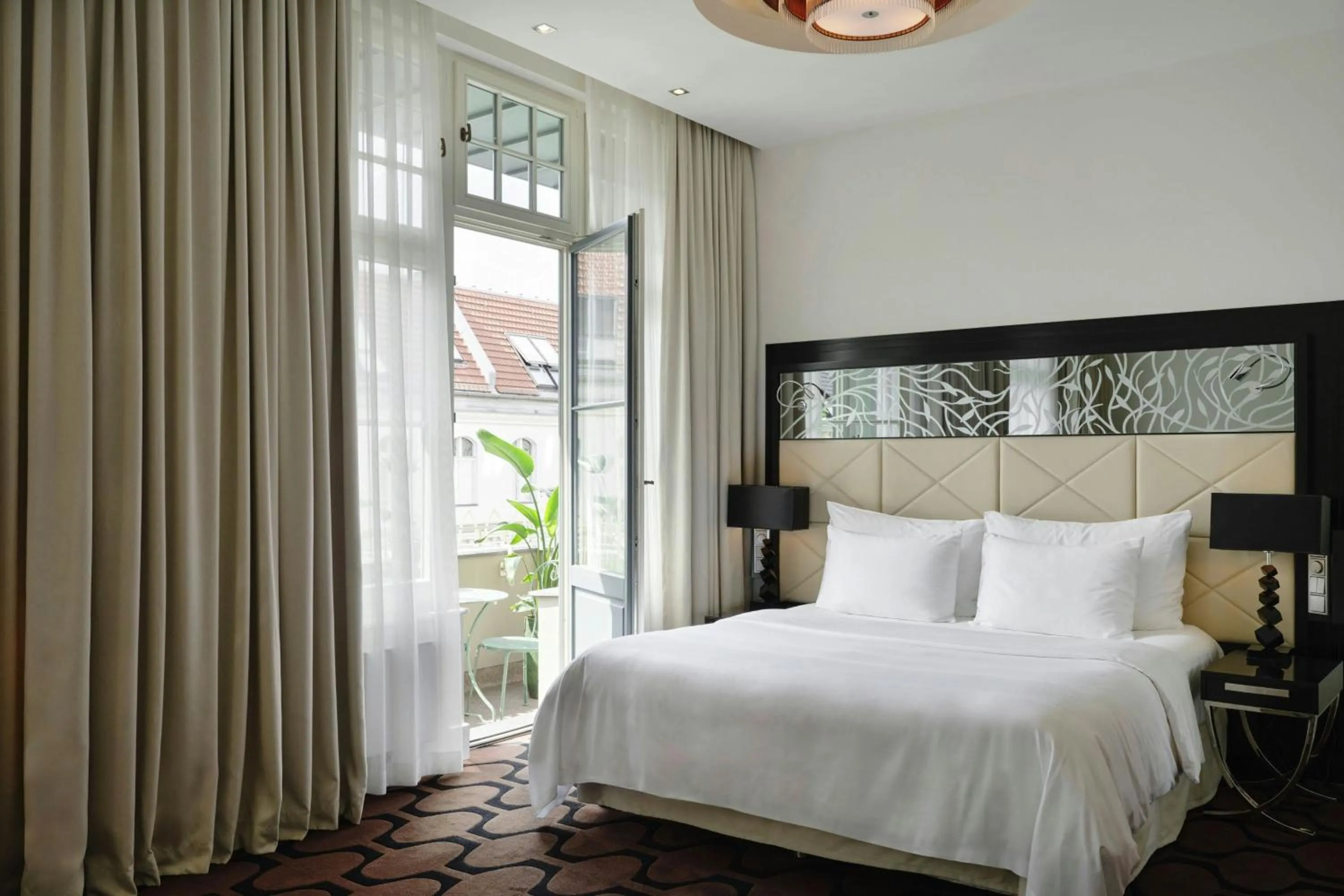 Bedroom, Bed in Roomers Berlin Steinplatz, Autograph Collection