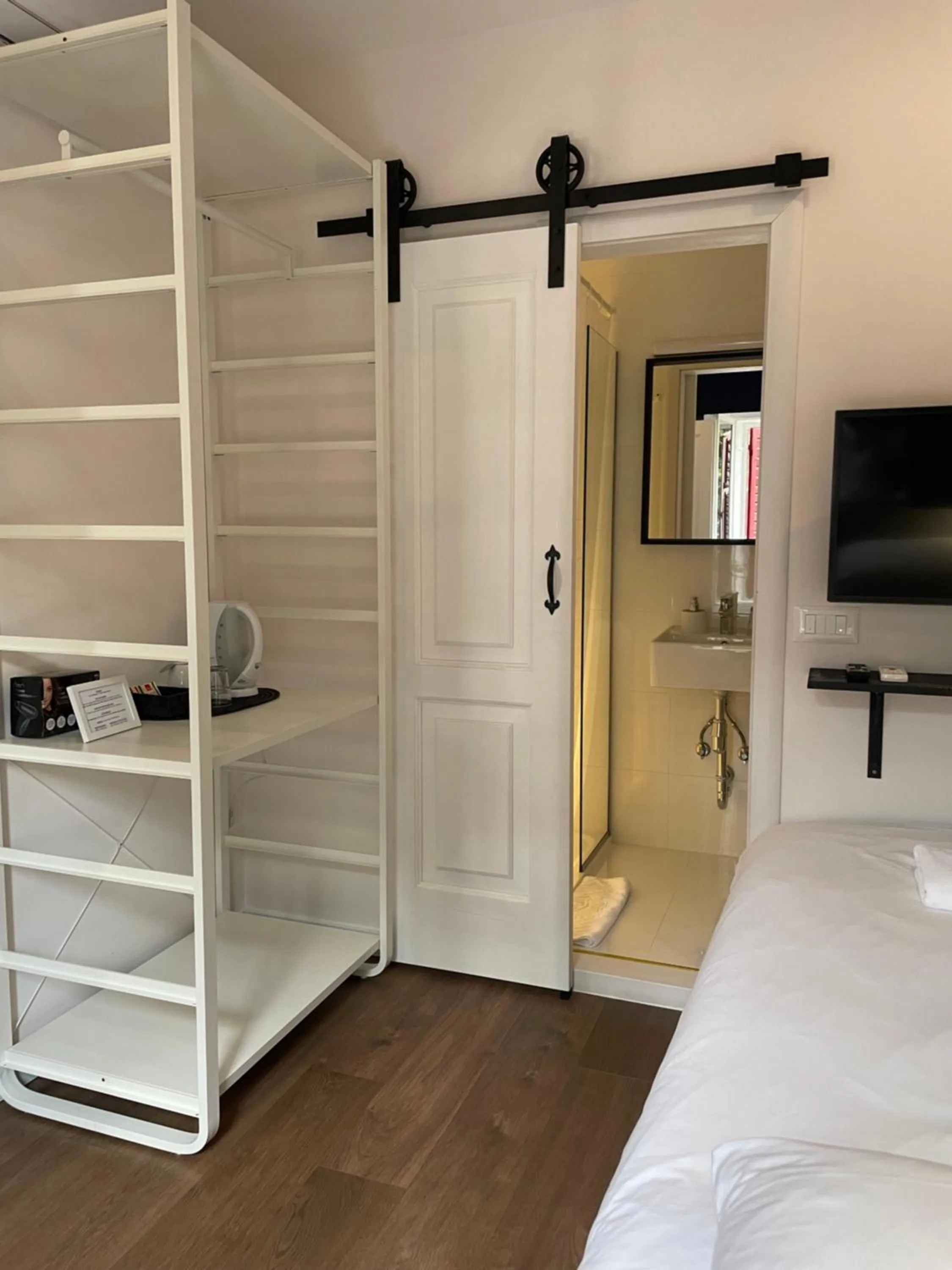 Photo of the whole room, Bed in TRE RE - self check in