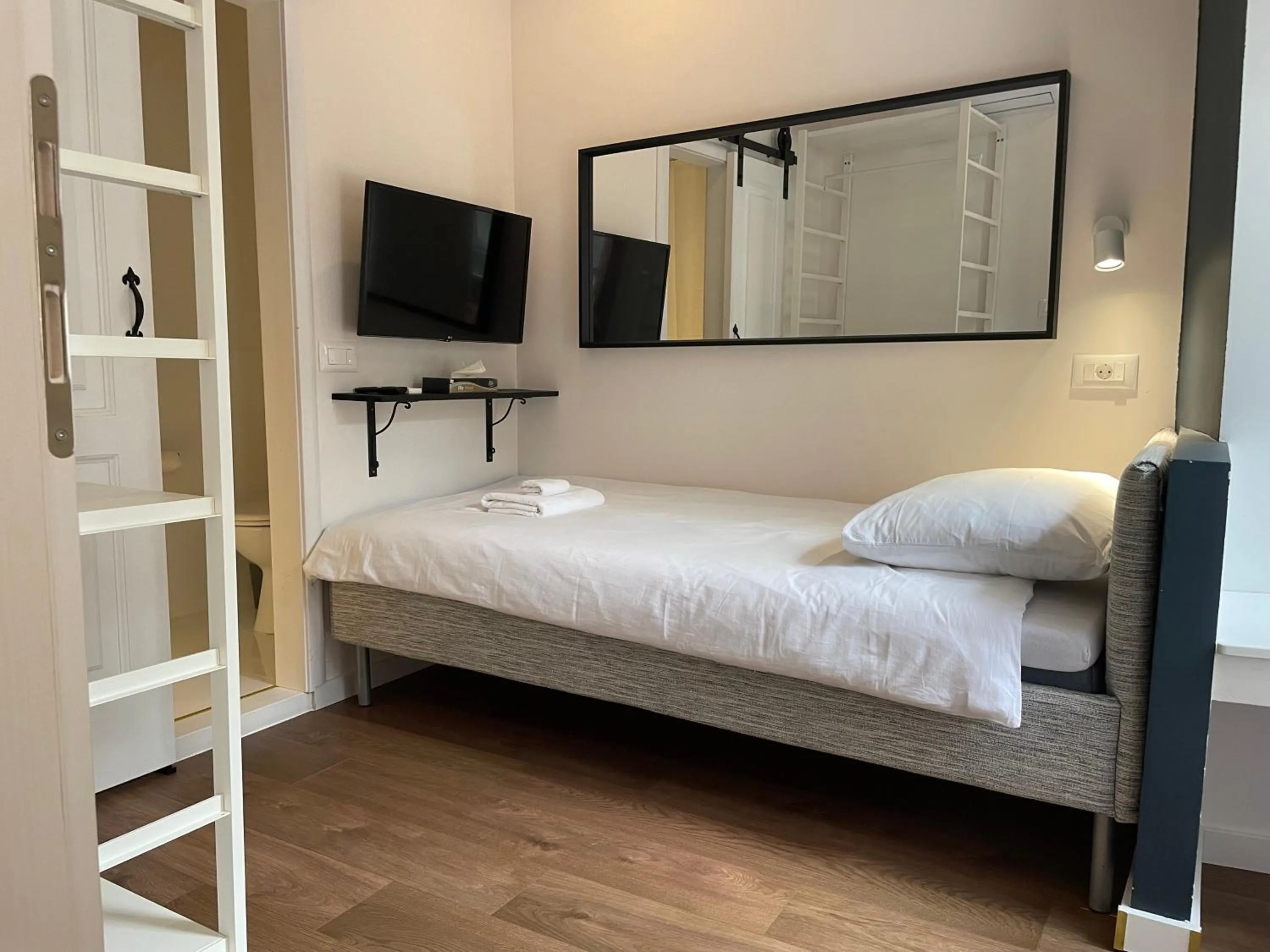 Photo of the whole room, Bed in TRE RE - self check in