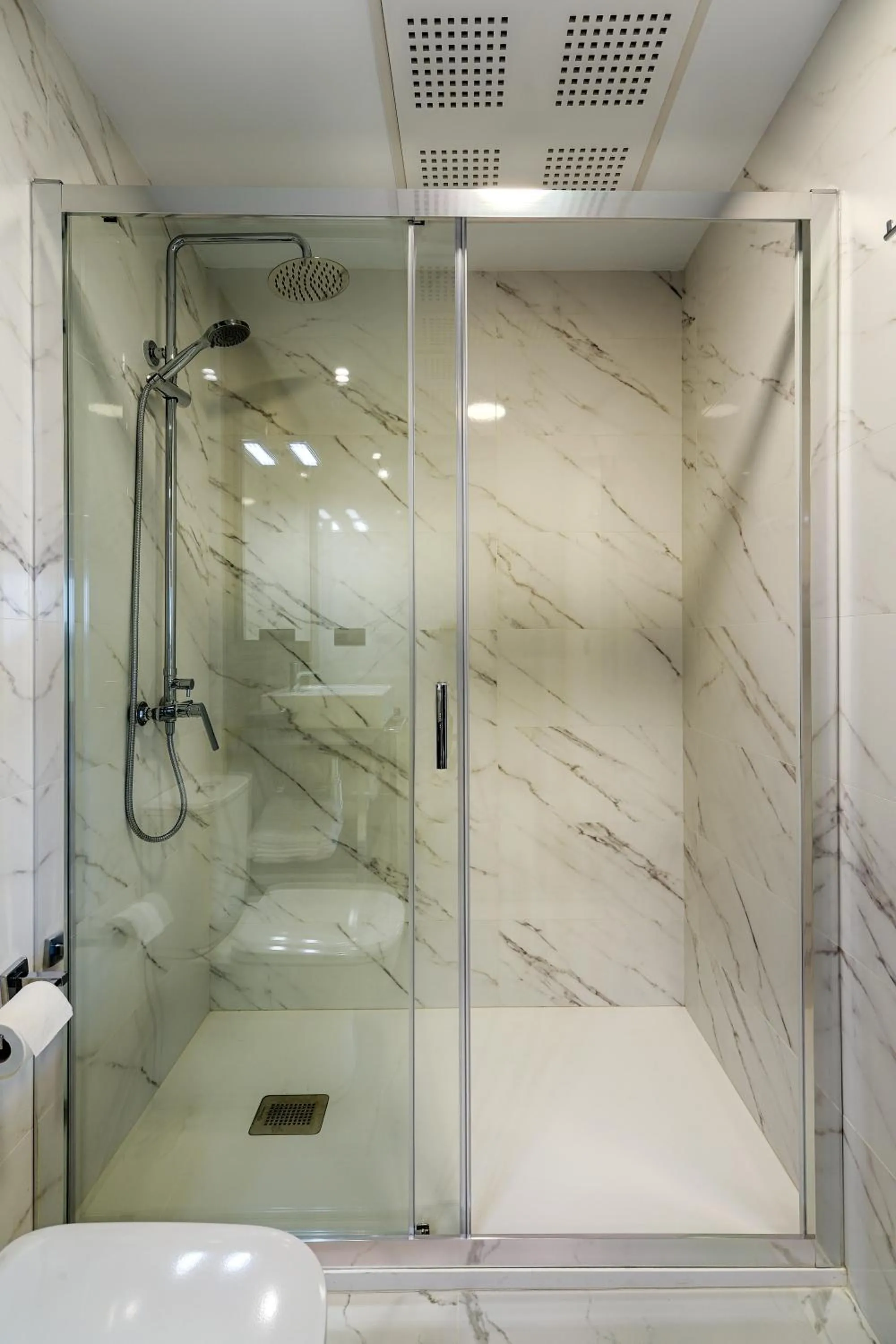 Bathroom in TH Apartments by Como en Casa